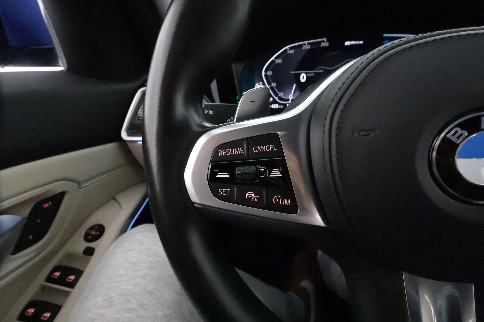 BMW 330 2021 G21 A Charged Edition M Sport **ACC / HUD / P.tutkat / Muistipenkki / Vaaleat nahat / Comfort Access / Navi** - 1.Om Suomi-auto / Kahdet renkaat aluvanteilla / Merkkihuollettu