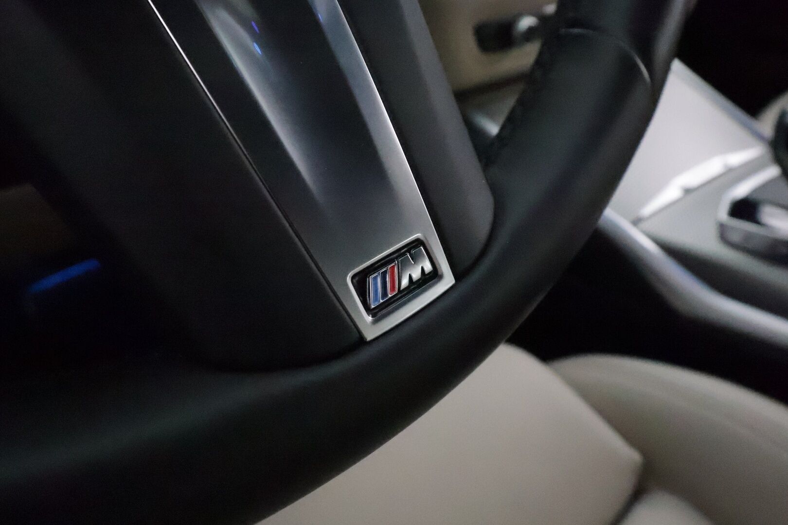 BMW 330 2021 G21 A Charged Edition M Sport **ACC / HUD / P.tutkat / Muistipenkki / Vaaleat nahat / Comfort Access / Navi** - 1.Om Suomi-auto / Kahdet renkaat aluvanteilla / Merkkihuollettu