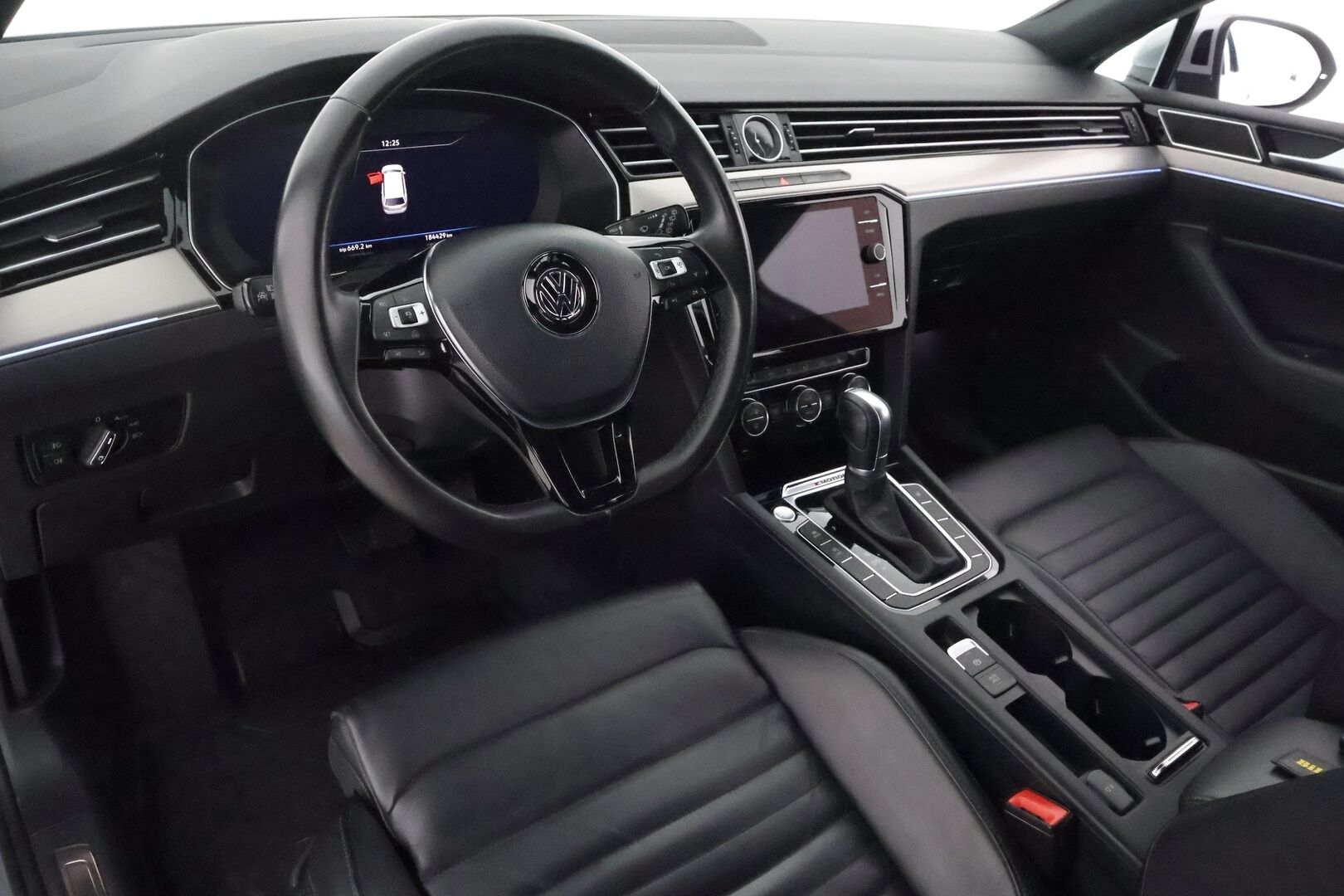 Volkswagen Passat 2018 Variant Highline R-Line 2,0 TDI 140 kW (190 hv) 4MOTION DSG-automaatti **Webasto / Koukku / Matrix-LED / Adapt.Vakkari** - ACC / P. Kamera / Kaistavahti / KeylessGO / 2x Renkaat / Digimittaristo