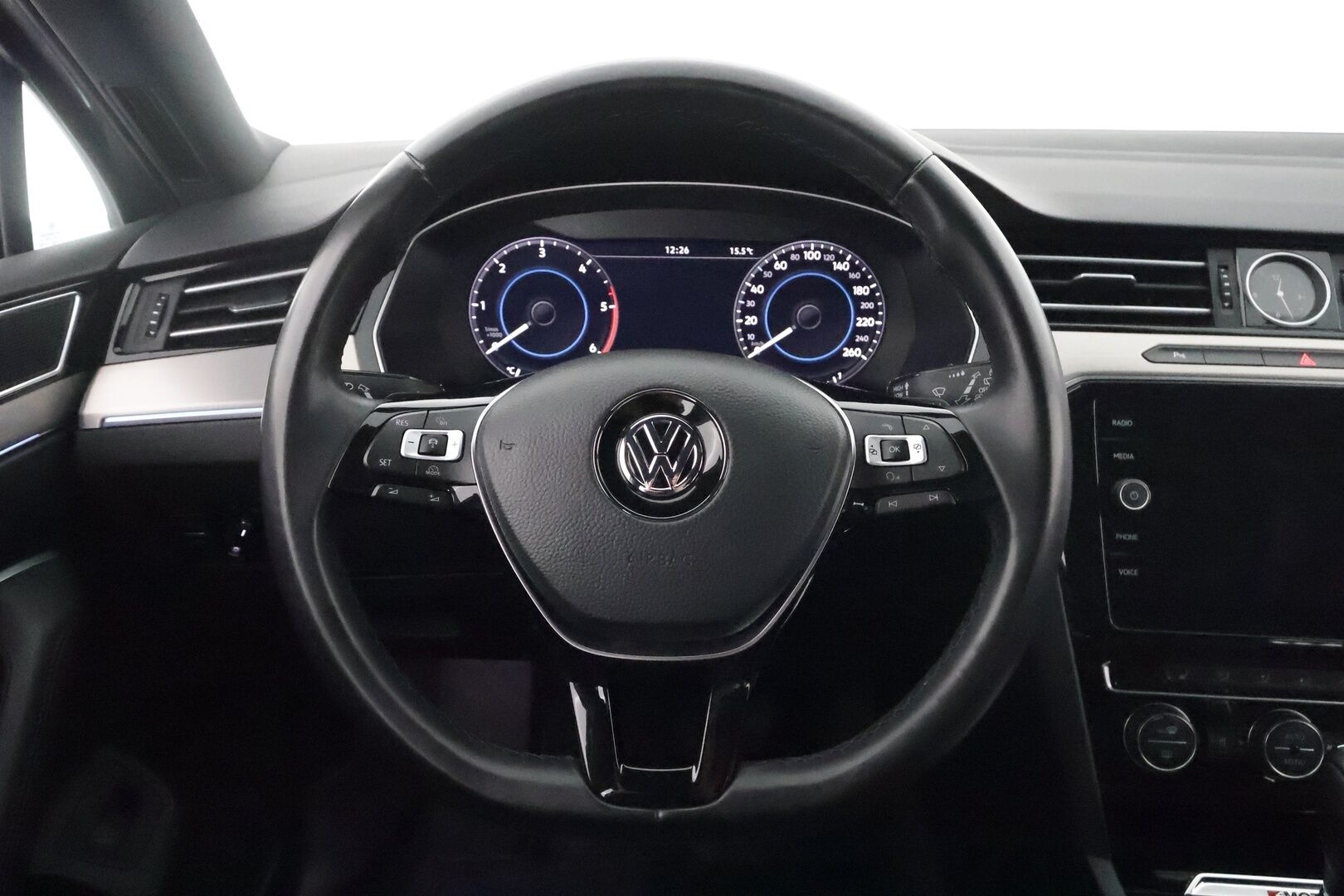 Volkswagen Passat 2018 Variant Highline R-Line 2,0 TDI 140 kW (190 hv) 4MOTION DSG-automaatti **Webasto / Koukku / Matrix-LED / Adapt.Vakkari** - ACC / P. Kamera / Kaistavahti / KeylessGO / 2x Renkaat / Digimittaristo