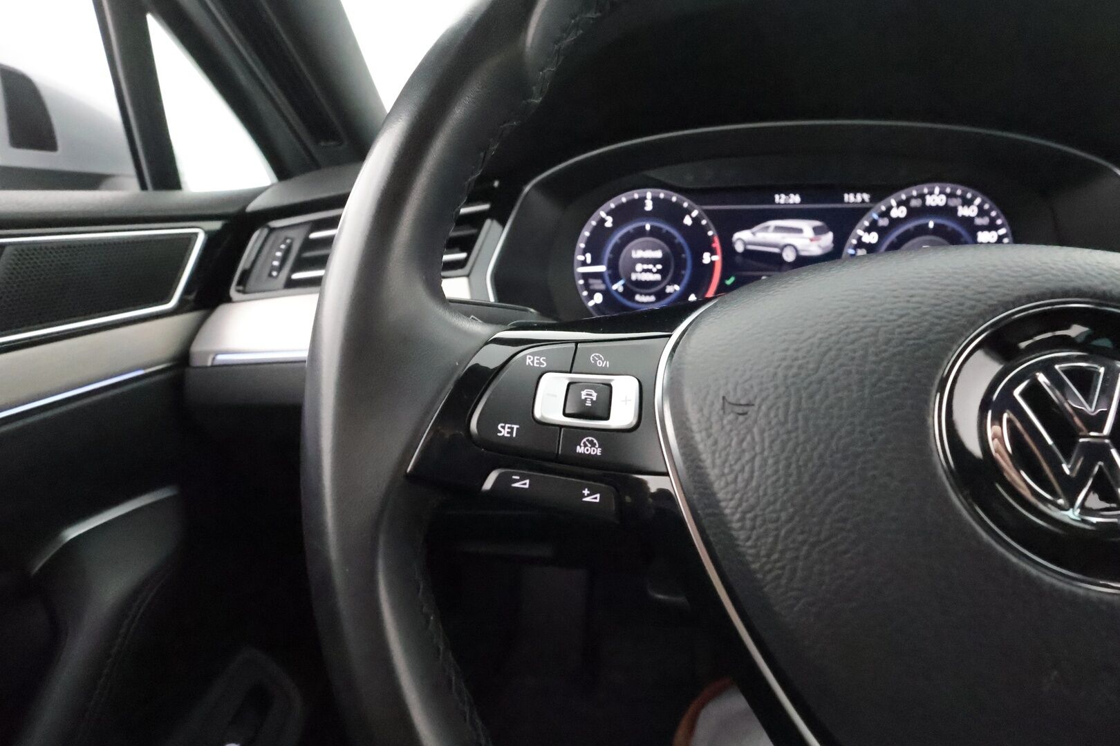 Volkswagen Passat 2018 Variant Highline R-Line 2,0 TDI 140 kW (190 hv) 4MOTION DSG-automaatti **Webasto / Koukku / Matrix-LED / Adapt.Vakkari** - ACC / P. Kamera / Kaistavahti / KeylessGO / 2x Renkaat / Digimittaristo