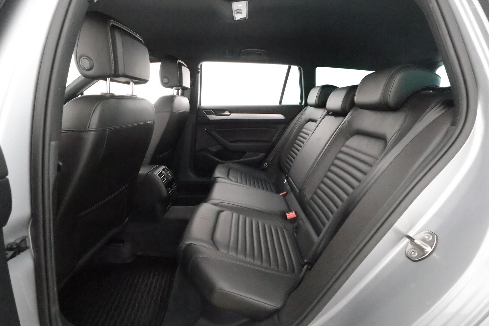 Volkswagen Passat 2018 Variant Highline R-Line 2,0 TDI 140 kW (190 hv) 4MOTION DSG-automaatti **Webasto / Koukku / Matrix-LED / Adapt.Vakkari** - ACC / P. Kamera / Kaistavahti / KeylessGO / 2x Renkaat / Digimittaristo