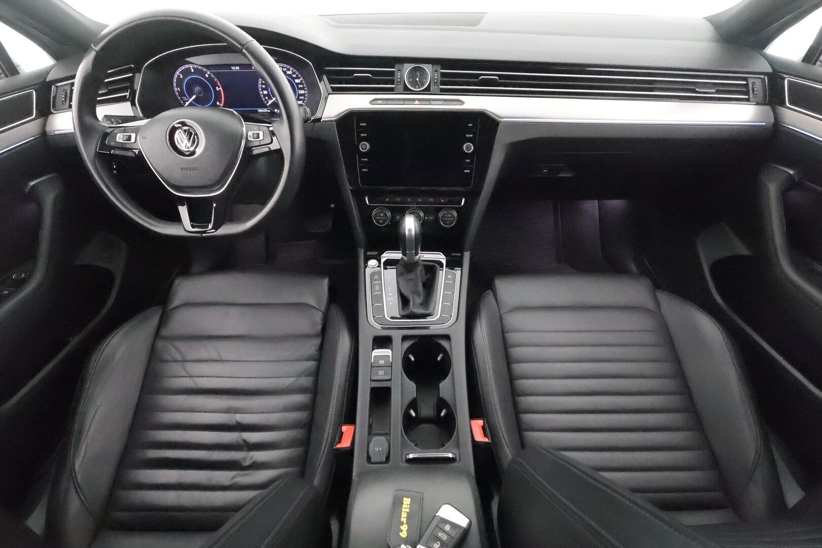 Volkswagen Passat 2018 Variant Highline R-Line 2,0 TDI 140 kW (190 hv) 4MOTION DSG-automaatti **Webasto / Koukku / Matrix-LED / Adapt.Vakkari** - ACC / P. Kamera / Kaistavahti / KeylessGO / 2x Renkaat / Digimittaristo