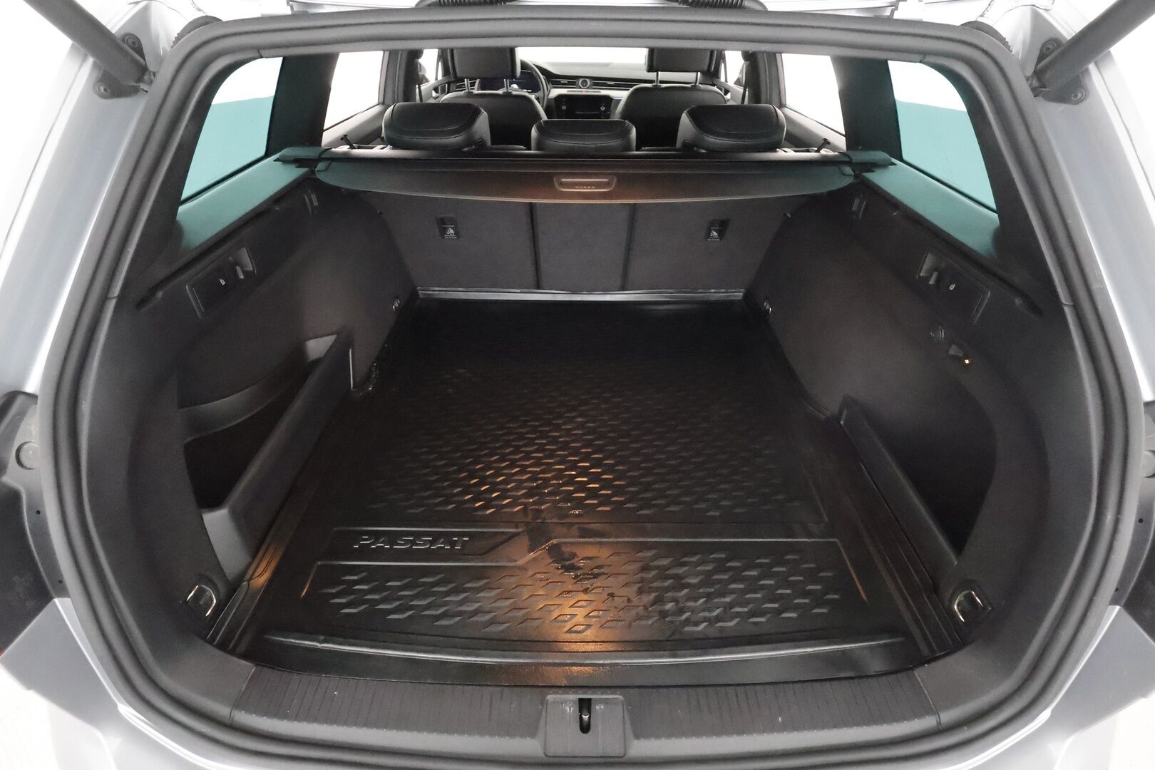 Volkswagen Passat 2018 Variant Highline R-Line 2,0 TDI 140 kW (190 hv) 4MOTION DSG-automaatti **Webasto / Koukku / Matrix-LED / Adapt.Vakkari** - ACC / P. Kamera / Kaistavahti / KeylessGO / 2x Renkaat / Digimittaristo