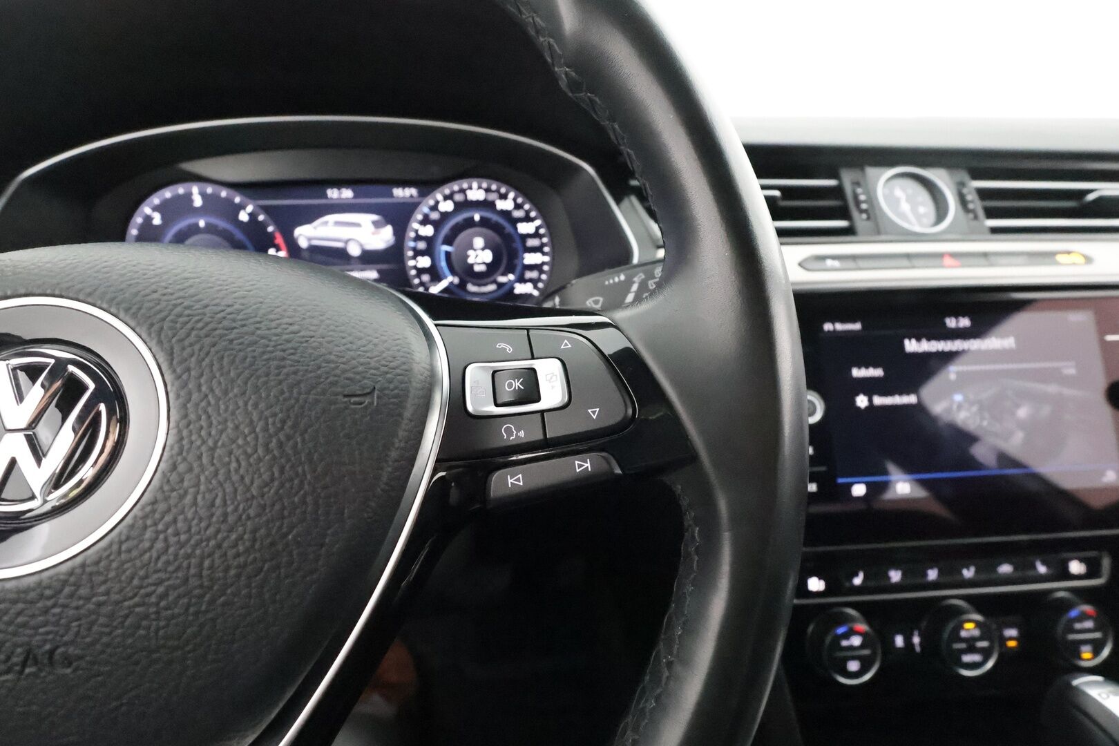 Volkswagen Passat 2018 Variant Highline R-Line 2,0 TDI 140 kW (190 hv) 4MOTION DSG-automaatti **Webasto / Koukku / Matrix-LED / Adapt.Vakkari** - ACC / P. Kamera / Kaistavahti / KeylessGO / 2x Renkaat / Digimittaristo
