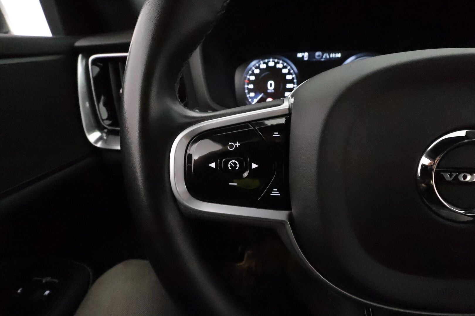 Volvo V60 2022 T8 TwE AWD Business R-Design Edition aut **ACC / Full LED / Muistipenkki / Koukku / Webasto / Navi / P.kamera / Sporttipenkit** - 3,99 % KORKOTARJOUS TÄHÄN AUTOON 7.9. ASTI! - 1-om. Suomi-auto / Kahdet renkaat aluvanteilla / Merkkihuollettu 