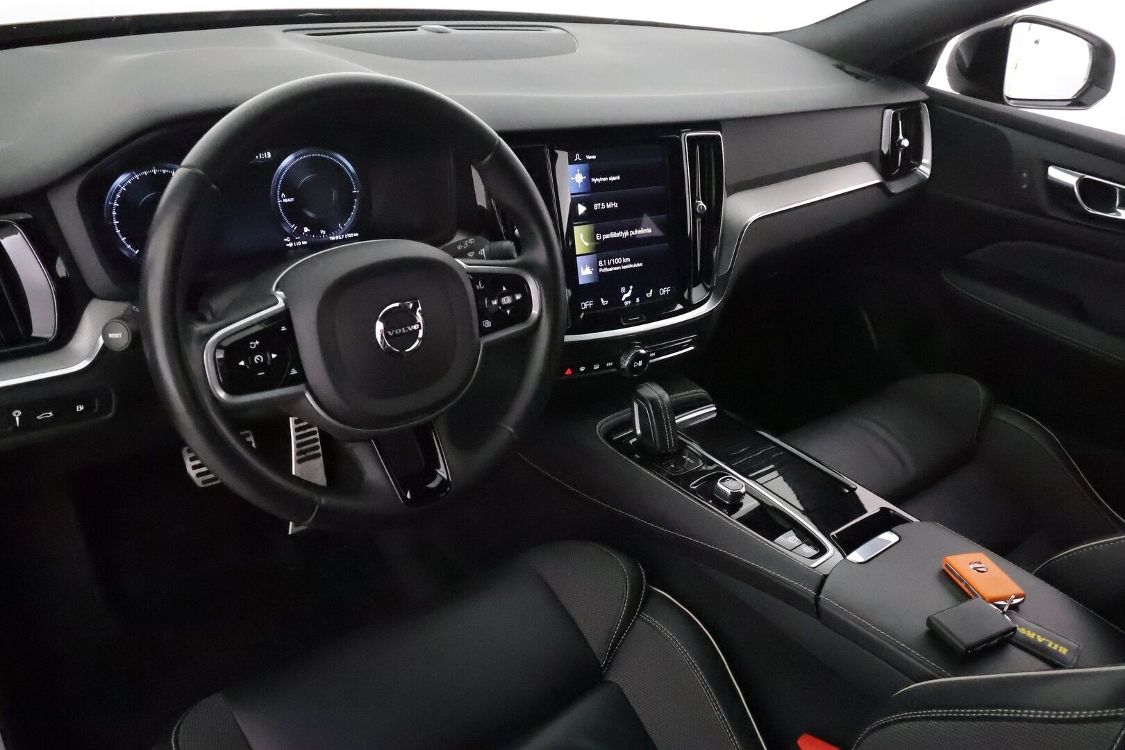 Volvo V60 2022 T8 TwE AWD Business R-Design Edition aut **ACC / Full LED / Muistipenkki / Koukku / Webasto / Navi / P.kamera / Sporttipenkit** - 3,99 % KORKOTARJOUS TÄHÄN AUTOON 7.9. ASTI! - 1-om. Suomi-auto / Kahdet renkaat aluvanteilla / Merkkihuollettu 