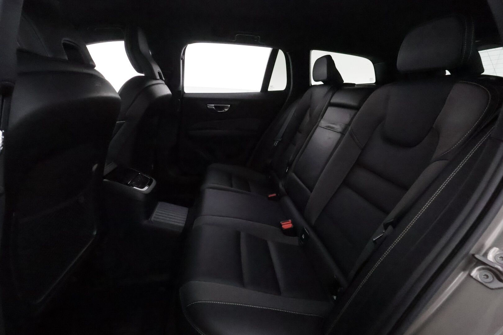 Volvo V60 2022 T8 TwE AWD Business R-Design Edition aut **ACC / Full LED / Muistipenkki / Koukku / Webasto / Navi / P.kamera / Sporttipenkit** - 3,99 % KORKOTARJOUS TÄHÄN AUTOON 7.9. ASTI! - 1-om. Suomi-auto / Kahdet renkaat aluvanteilla / Merkkihuollettu 