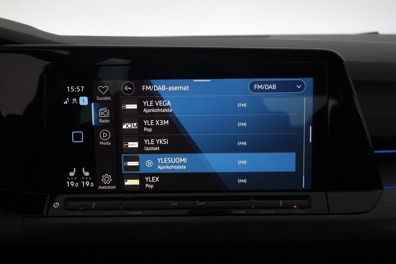 Volkswagen Golf 2021 First Edition Style 1,5 eTSI 110 kW (MHEV) * Webasto /  Adapt.vakkari / Matrix / Kamera / Metalliväri / Digimittaristo * - Kahdet renkaat / Suomi- Auto / Merkkiliikkeen huoltokirja