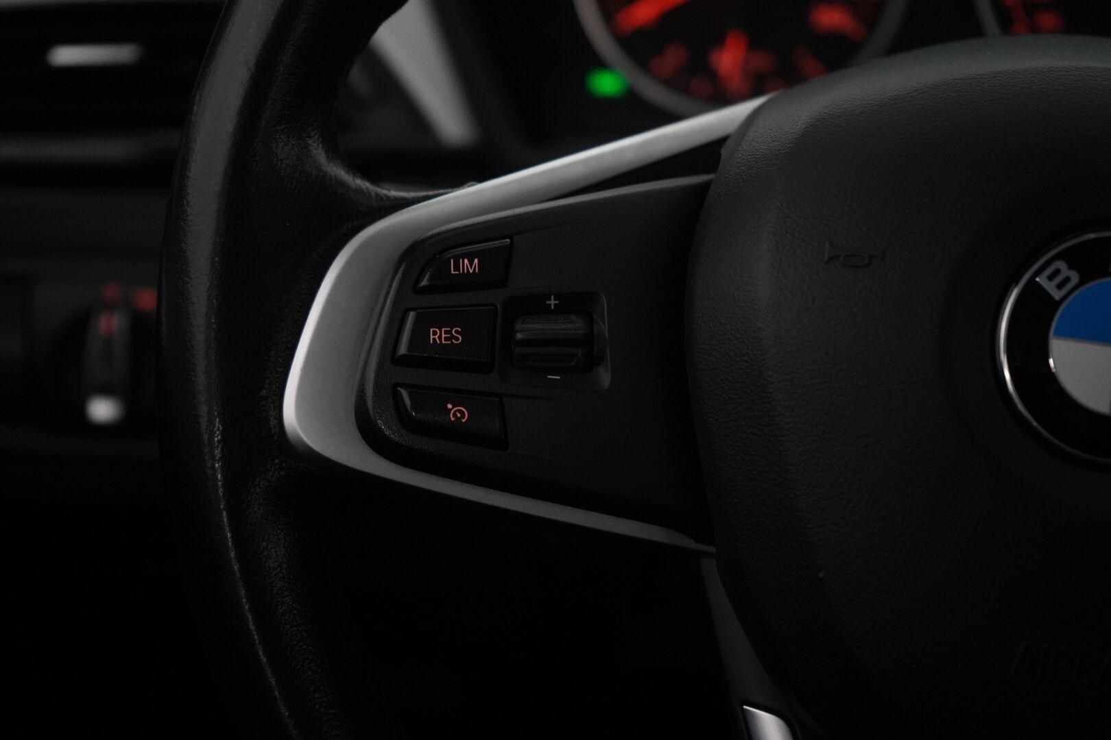 BMW X1 2016 sDrive18d A Business *Tutkat / Sporttipenkit / Vakionopeudensäädin / Navi* - KATSO POIKKEUSHINTA! / Juuri huollettu & katsastettu / BMW:N vanteet alla! / Alletaittuva koukku! - HULLUT AVAJAISHULINAT KORKOTARJOUS 3,29 %