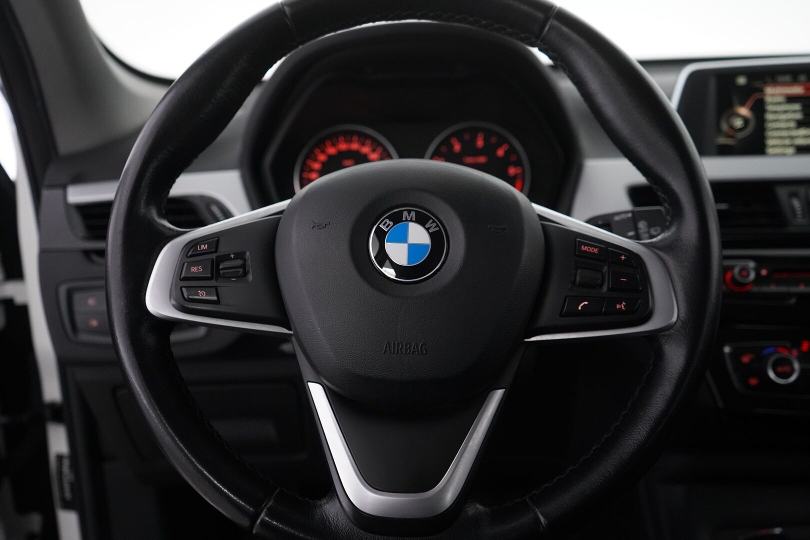 BMW X1 2016 sDrive18d A Business *Tutkat / Sporttipenkit / Vakionopeudensäädin / Navi* - KATSO POIKKEUSHINTA! / Juuri huollettu & katsastettu / BMW:N vanteet alla! / Alletaittuva koukku! - HULLUT AVAJAISHULINAT KORKOTARJOUS 3,29 %