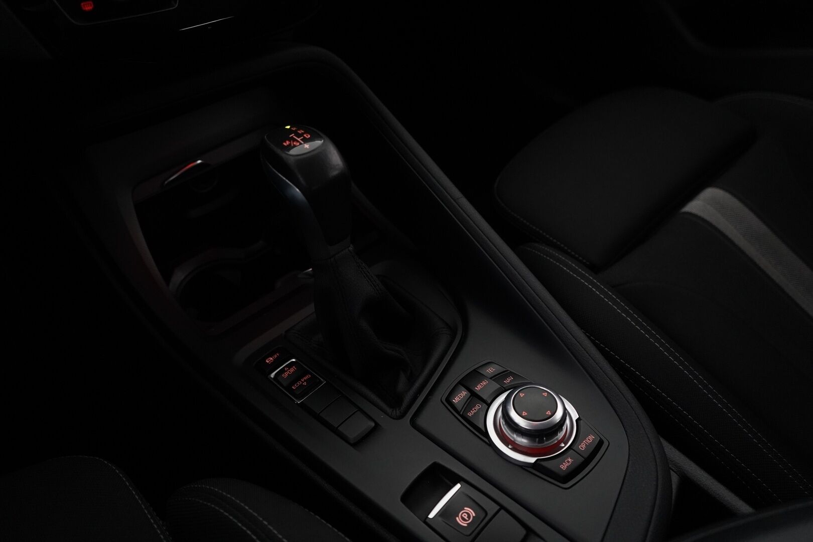 BMW X1 2016 sDrive18d A Business *Tutkat / Sporttipenkit / Vakionopeudensäädin / Navi* - Juuri huollettu / BMW:N vanteet alla! / Alletaittuva koukku!