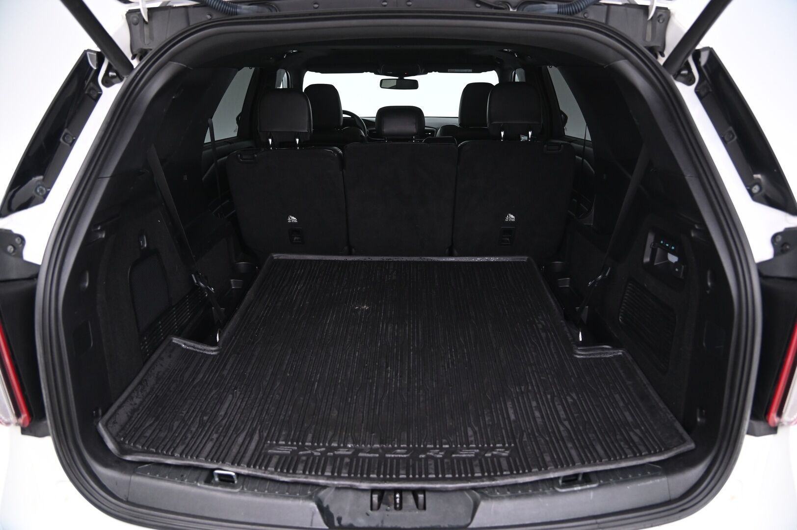 Ford Explorer 2021 3,0 V6 Ecoboost 457hv PHEV A10 AWD ST-Line 5-ovinen - ACC | Hierovat ja tuuletetut etuistuimet | Lämpöpaketti | 360 kamera | Panorama | B&O äänentoisto | Koukku | 7-Paikkainen | Langaton lataus | Ambient | Blis | 2x alut | Merkkihuollettu | Suomiauto