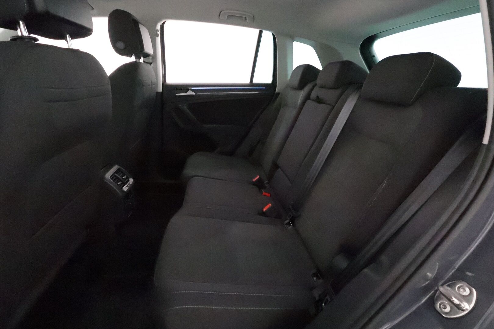 Volkswagen Tiguan 2021 Style 1,5 TSI 110 kW DSG *ACC / Webasto / P.kamera / IQ.Light / Digimittaristo / Hierovat penkit* - Suomi-auto / Kahdet renkaat aluvanteilla 