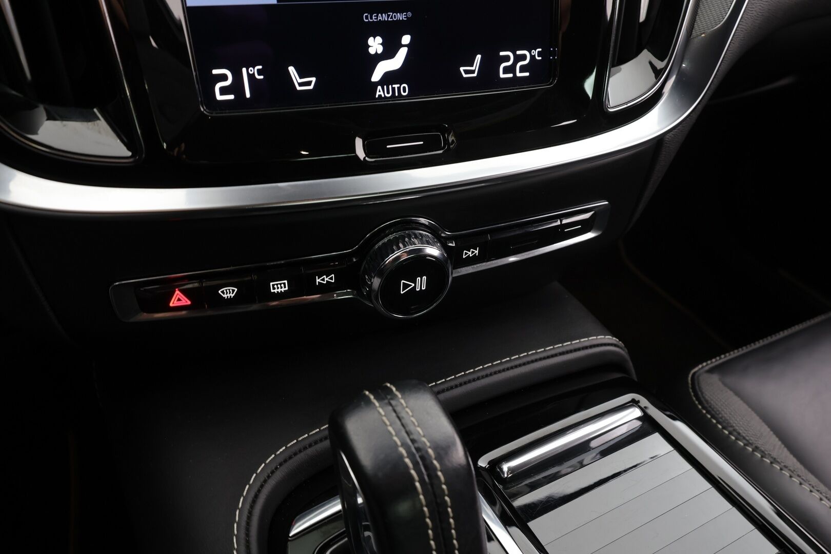 Volvo S60 2021 T8 TwE AWD Business R-Design * B&O / Webasto / Koukku / ACC / Full-LED / P.Kamera / Sportpenkki Muistilla * - Akku kuntotarkastettu / Suomi-auto / 2x Latauskaapelit / Kahdet renkaat / Merkkihuollettu! - Osta nyt, maksa vasta ensi vuonna