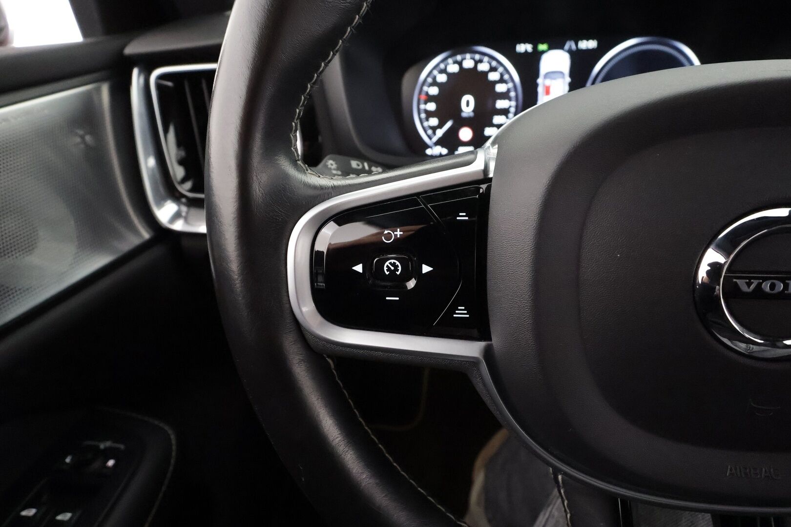 Volvo S60 2021 T8 TwE AWD Business R-Design * B&O / Webasto / Koukku / ACC / Full-LED / P.Kamera / Sportpenkki Muistilla * - Akku kuntotarkastettu / Suomi-auto / 2x Latauskaapelit / Kahdet renkaat / Merkkihuollettu! - Osta nyt, maksa vasta ensi vuonna