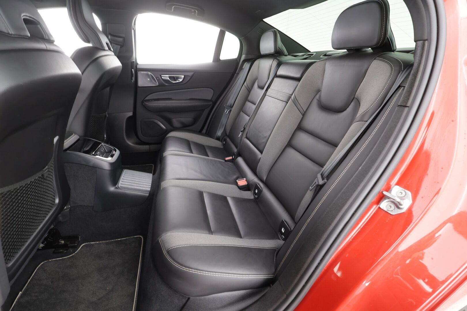 Volvo S60 2021 T8 TwE AWD Business R-Design * B&O / Webasto / Koukku / ACC / Full-LED / P.Kamera / Sportpenkki Muistilla * - Akku kuntotarkastettu / Suomi-auto / 2x Latauskaapelit / Kahdet renkaat / Merkkihuollettu! - Osta nyt, maksa vasta ensi vuonna