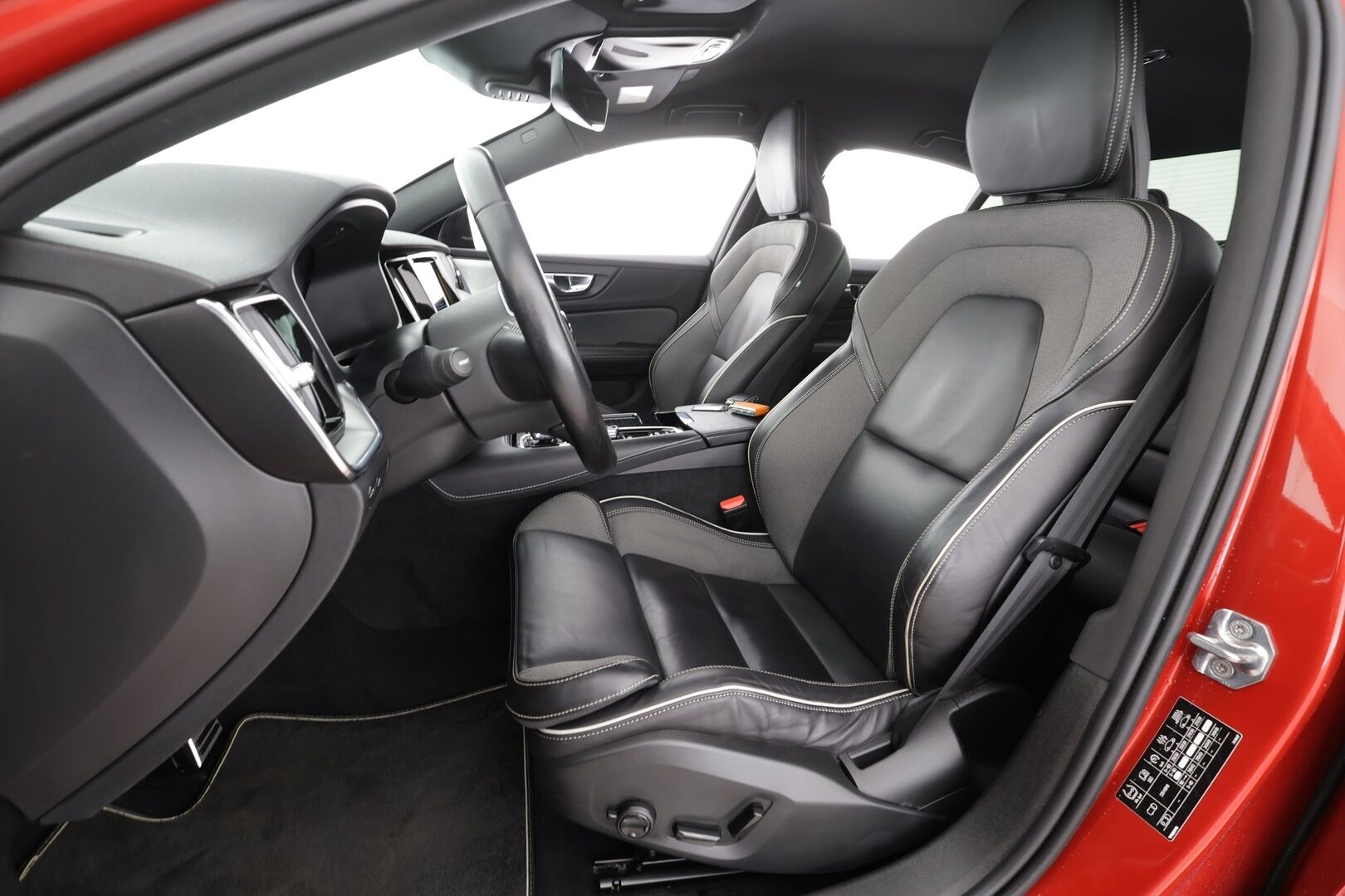 Volvo S60 2021 T8 TwE AWD Business R-Design * B&O / Webasto / Koukku / ACC / Full-LED / P.Kamera / Sportpenkki Muistilla * - Akku kuntotarkastettu / Suomi-auto / 2x Latauskaapelit / Kahdet renkaat / Merkkihuollettu! - Osta nyt, maksa vasta ensi vuonna