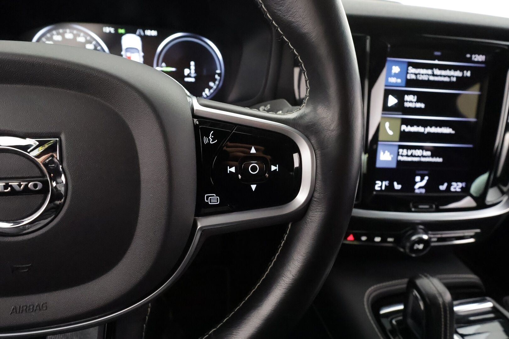 Volvo S60 2021 T8 TwE AWD Business R-Design * B&O / Webasto / Koukku / ACC / Full-LED / P.Kamera / Sportpenkki Muistilla * - Akku kuntotarkastettu / Suomi-auto / 2x Latauskaapelit / Kahdet renkaat / Merkkihuollettu! - Osta nyt, maksa vasta ensi vuonna