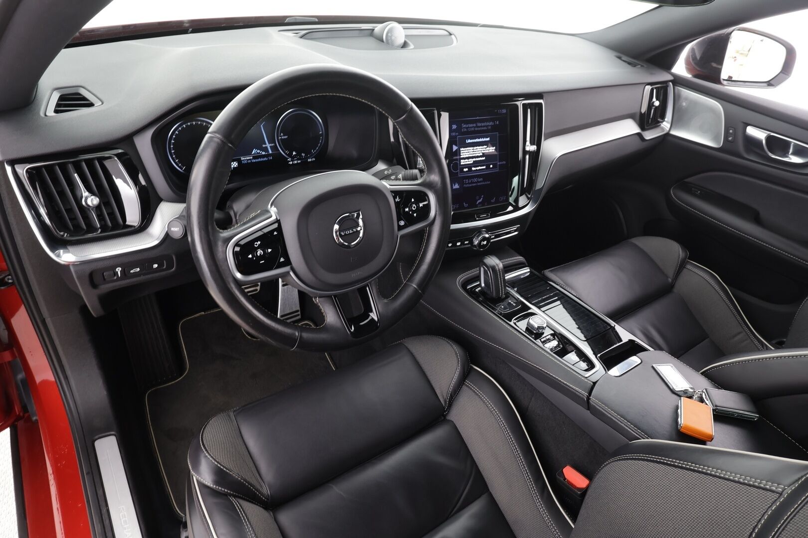 Volvo S60 2021 T8 TwE AWD Business R-Design * B&O / Webasto / Koukku / ACC / Full-LED / P.Kamera / Sportpenkki Muistilla * - Akku kuntotarkastettu / Suomi-auto / 2x Latauskaapelit / Kahdet renkaat / Merkkihuollettu! - Osta nyt, maksa vasta ensi vuonna