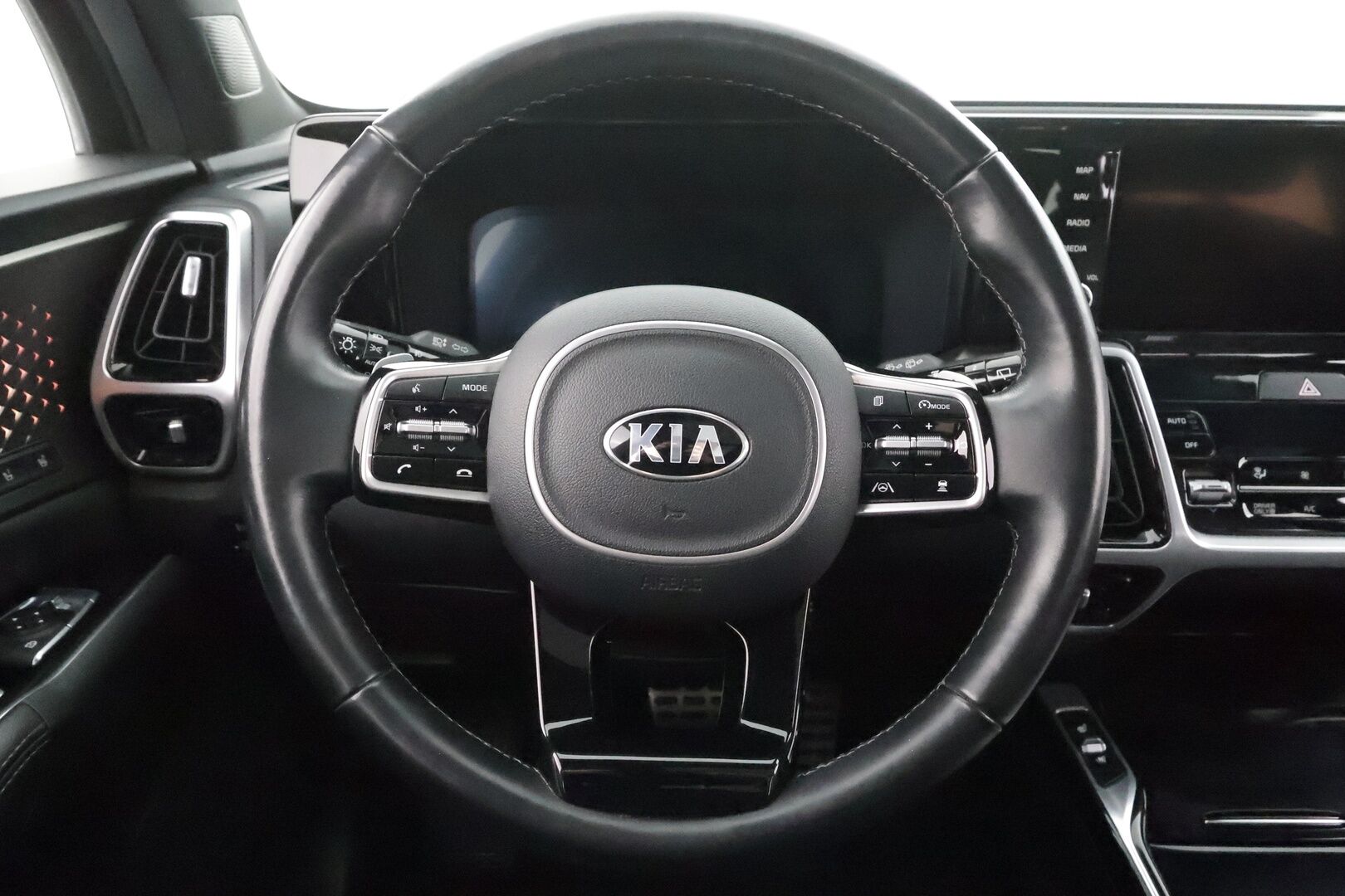 Kia Sorento 2021 1,6 T-GDI Hybrid AWD Business AT 7P * SCC / Koukku / Lohko / HUD / Panorama / 360-kamera / Bose / Muistipenkki * - Merkkihuollettu / Kahdet Renkaat