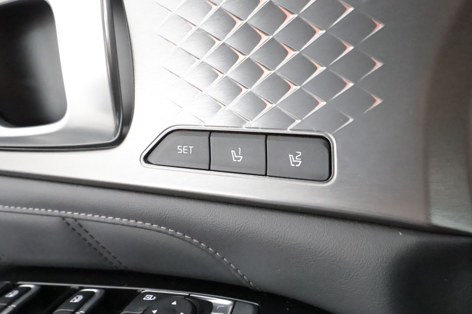 Kia Sorento 2021 1,6 T-GDI Hybrid AWD Business AT 7P * SCC / Koukku / Lohko / HUD / Panorama / 360-kamera / Bose / Muistipenkki * - Merkkihuollettu / Kahdet Renkaat