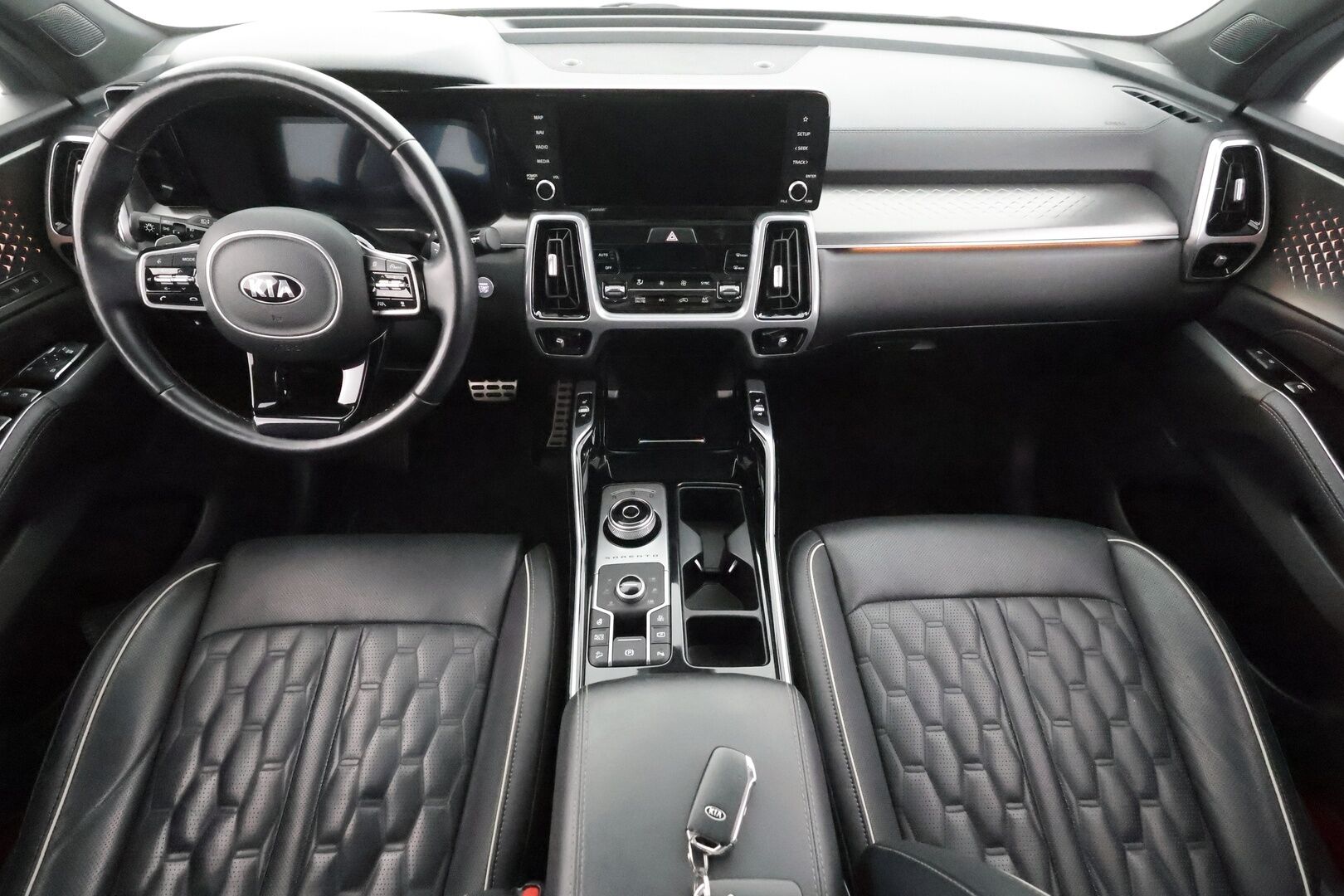 Kia Sorento 2021 1,6 T-GDI Hybrid AWD Business AT 7P * SCC / Koukku / Lohko / HUD / Panorama / 360-kamera / Bose / Muistipenkki * - Merkkihuollettu / Kahdet Renkaat