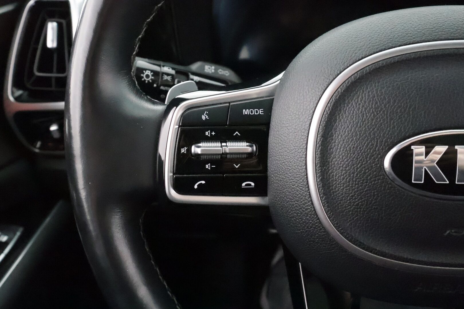 Kia Sorento 2021 1,6 T-GDI Hybrid AWD Business AT 7P * SCC / Koukku / Lohko / HUD / Panorama / 360-kamera / Bose / Muistipenkki * - Merkkihuollettu / Kahdet Renkaat