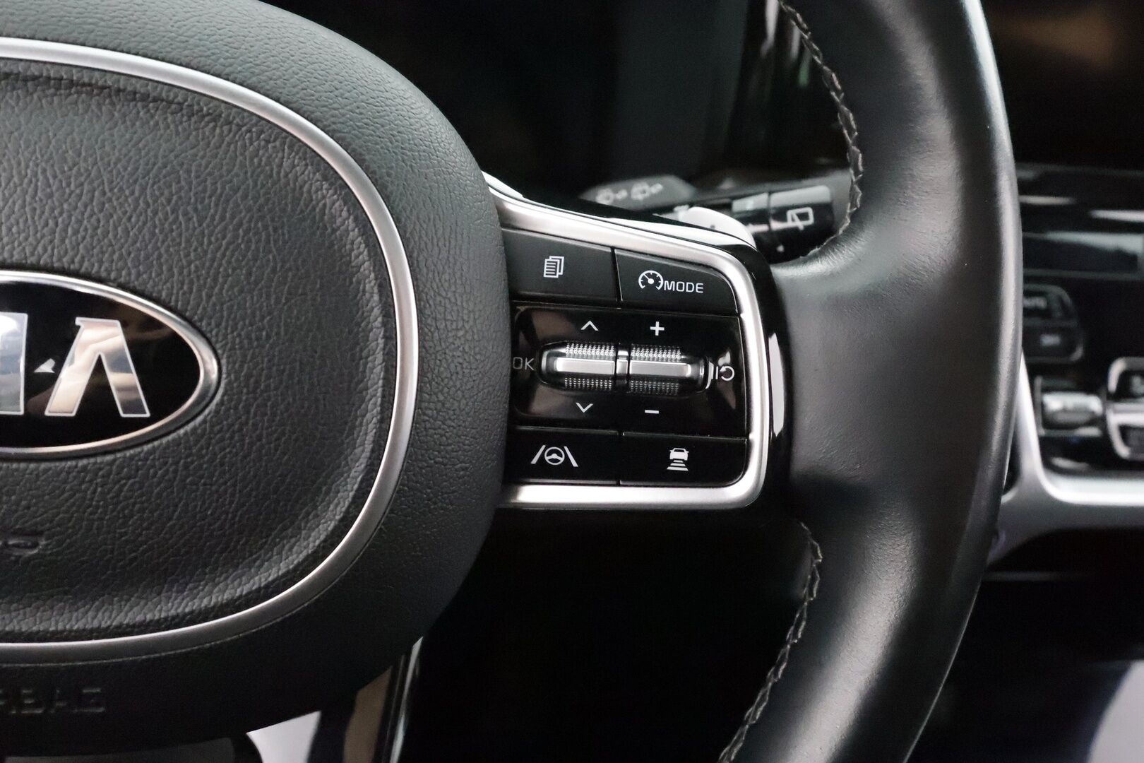 Kia Sorento 2021 1,6 T-GDI Hybrid AWD Business AT 7P * SCC / Koukku / Lohko / HUD / Panorama / 360-kamera / Bose / Muistipenkki * - Merkkihuollettu / Kahdet Renkaat