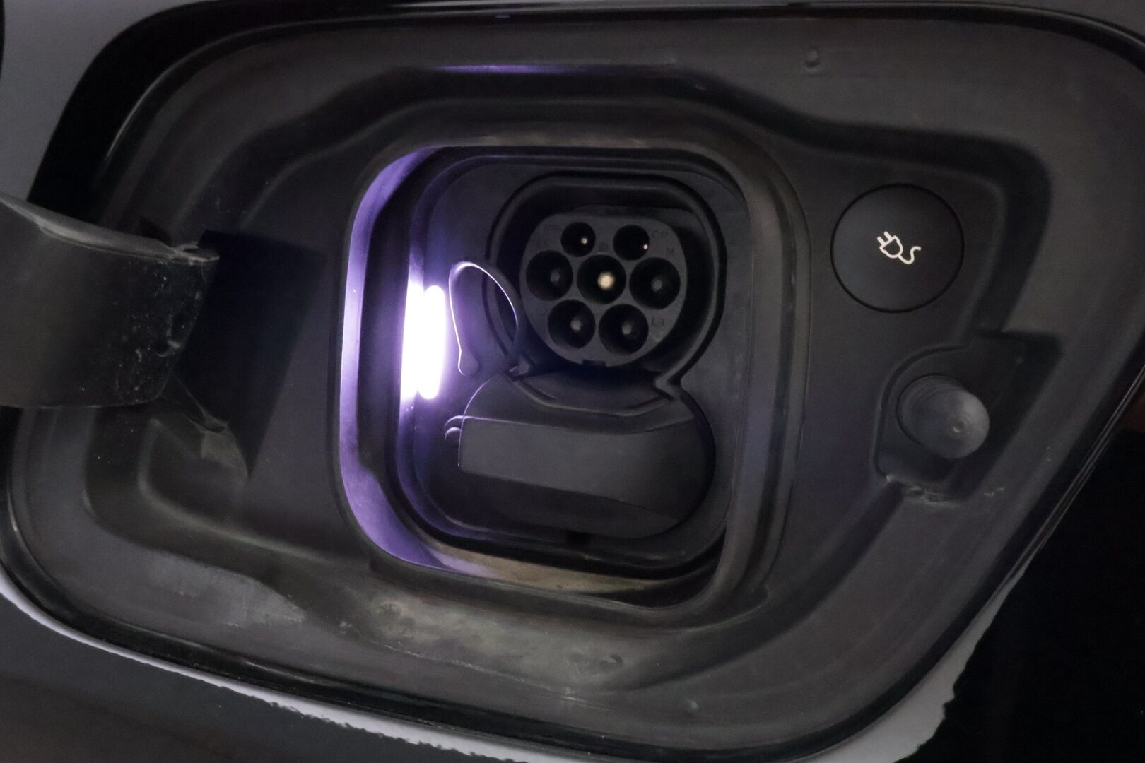 Volvo XC40 2022 Recharge Plus aut * Lämpöpumppu / Vetokoukku / Adapt.Vakkari / Peruutuskamera / Full LED / BLIS / Puolinahkasisusta - Facelift / Merkkihuollot / Juuri tullut Tampereelle!