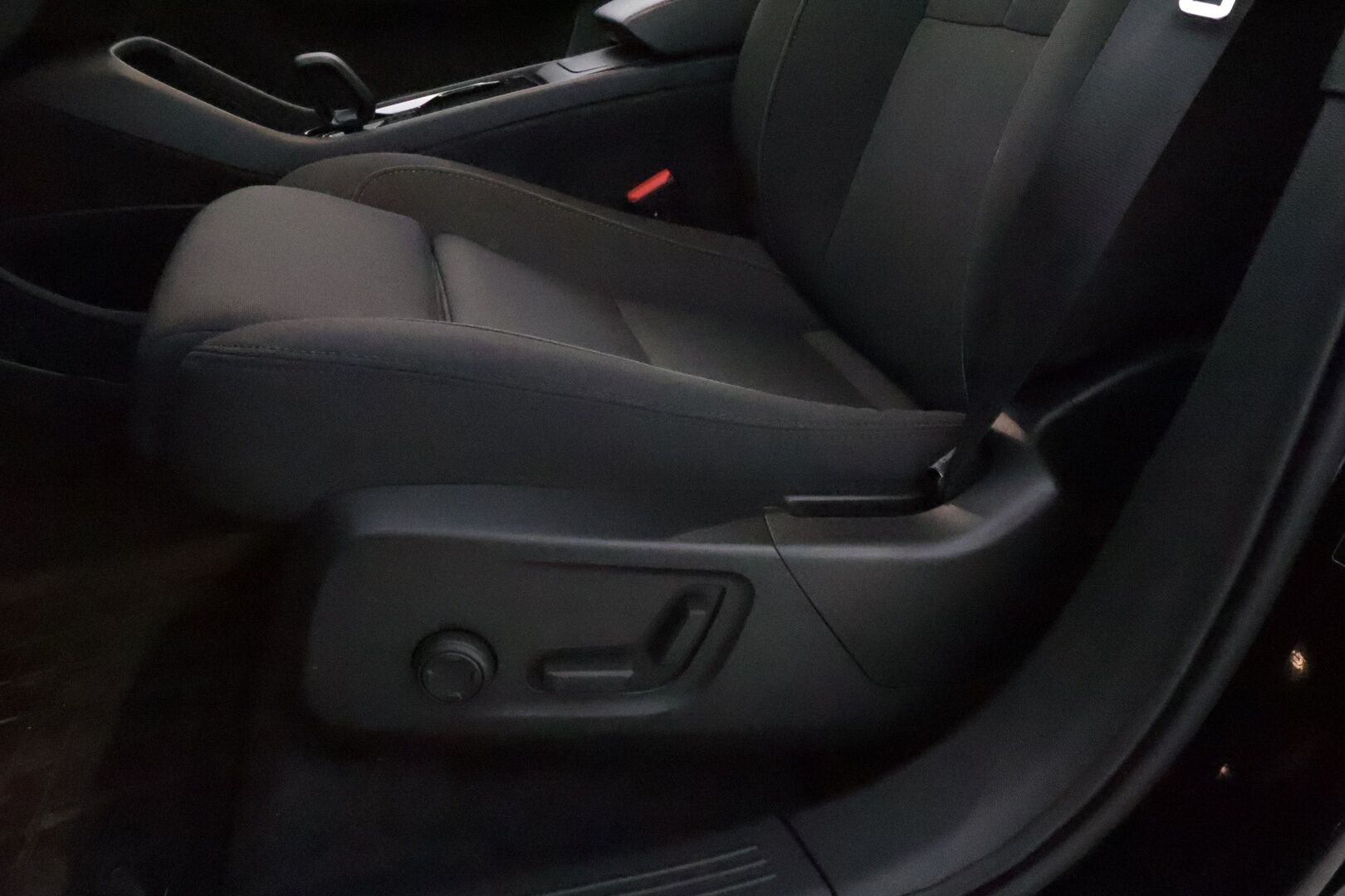 Volvo XC40 2022 Recharge Plus aut * Lämpöpumppu / Vetokoukku / Adapt.Vakkari / Peruutuskamera / Full LED / BLIS / Puolinahkasisusta - Facelift / Merkkihuollot / Juuri tullut Tampereelle!