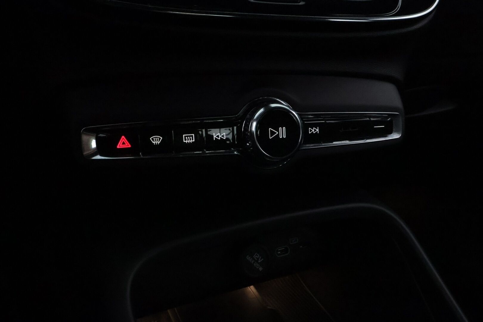 Volvo XC40 2022 Recharge Plus aut * Lämpöpumppu / Vetokoukku / Adapt.Vakkari / Peruutuskamera / Full LED / BLIS / Puolinahkasisusta - Facelift / Merkkihuollot / Juuri tullut Tampereelle!