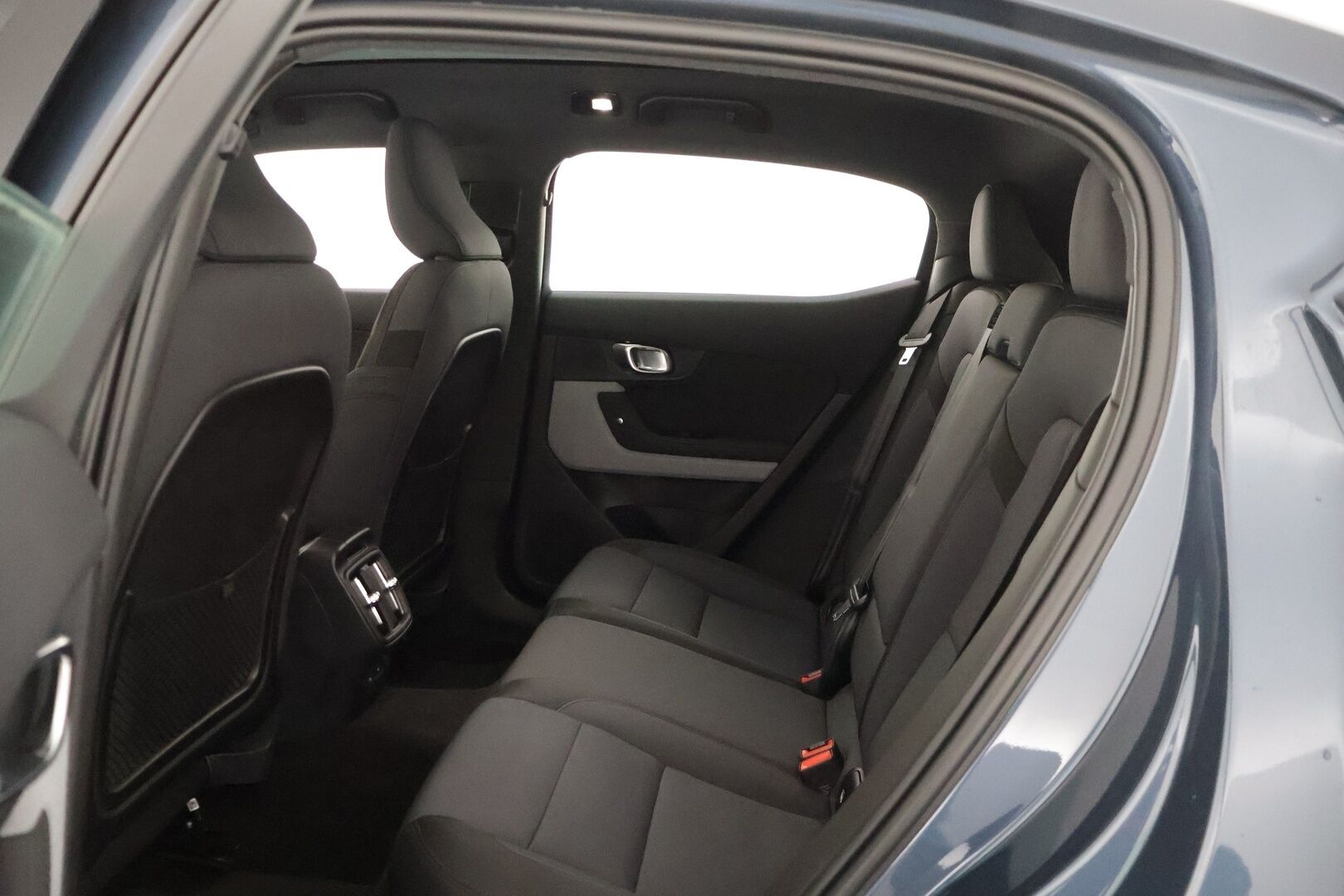 POLESTAR 2 2022 Long Range AWD Plus 78 kWh *Lämpöpumppu / Harman/Kardon / Lasikatto / P-kamera / Sporttipenkki Muistilla / KeylessGo* - 3,99 % KORKOTARJOUS TÄHÄN AUTOON - Vakkari / Kaistavahti / 2x renkaat ja vanteet / Vähän ajettu