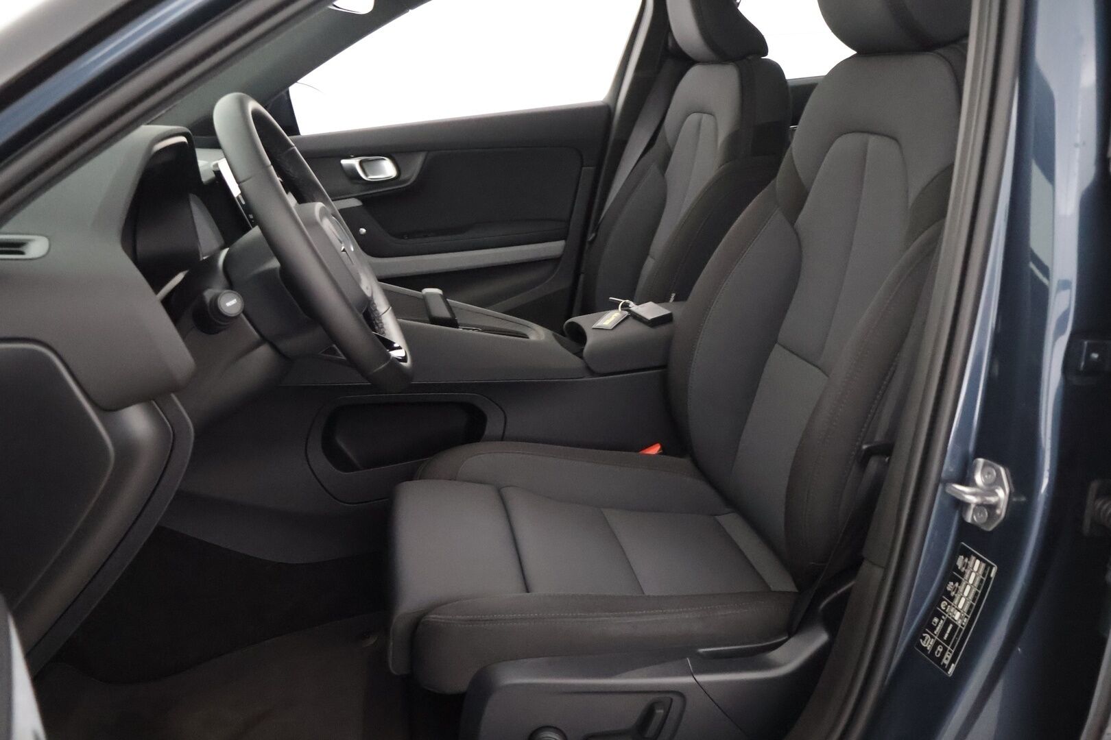 POLESTAR 2 2022 Long Range AWD Plus 78 kWh *Lämpöpumppu / Harman/Kardon / Lasikatto / P-kamera / Sporttipenkki Muistilla / KeylessGo* - 3,99 % KORKOTARJOUS TÄHÄN AUTOON - Vakkari / Kaistavahti / 2x renkaat ja vanteet / Vähän ajettu