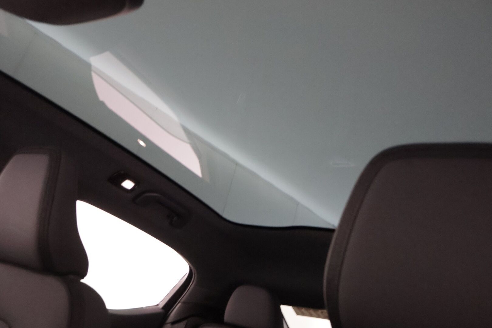 POLESTAR 2 2022 Long Range AWD Plus 78 kWh *Lämpöpumppu / Harman/Kardon / Lasikatto / P-kamera / Sporttipenkki Muistilla / KeylessGo* - 3,99 % KORKOTARJOUS TÄHÄN AUTOON - Vakkari / Kaistavahti / 2x renkaat ja vanteet / Vähän ajettu