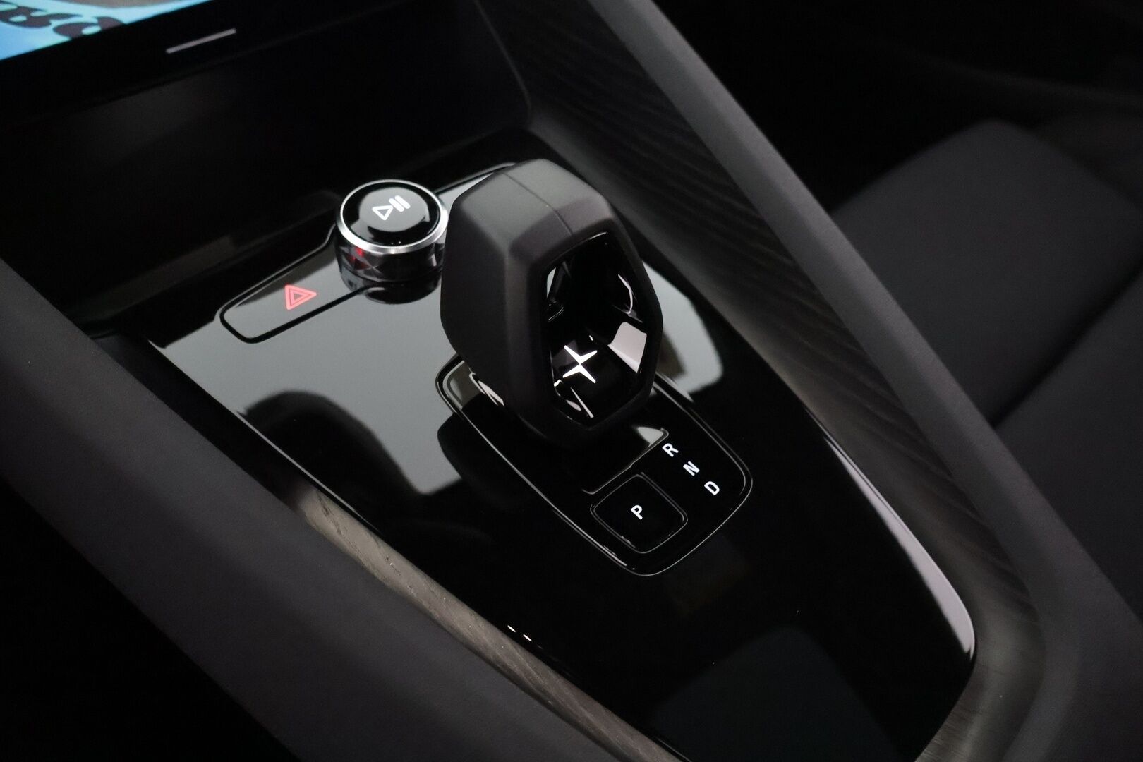 POLESTAR 2 2022 Long Range AWD Plus 78 kWh *Lämpöpumppu / Harman/Kardon / Lasikatto / P-kamera / Sporttipenkki Muistilla / KeylessGo* - 3,99 % KORKOTARJOUS TÄHÄN AUTOON - Vakkari / Kaistavahti / 2x renkaat ja vanteet / Vähän ajettu