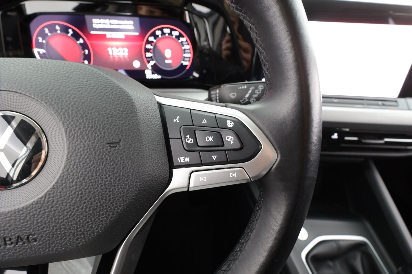 Volkswagen Golf 2021 1,0 TSI 81 kW * Webasto / ACC / LED / P.tutkat / Navi / Kaistavahti / Digimittaristo / Ambient-valot * - *Suomi-auto / Kahdet renkaat / Upeasti varusteltu Manuaali *