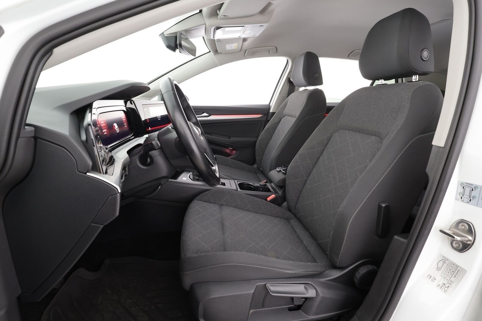 Volkswagen Golf 2021 1,0 TSI 81 kW * Webasto / ACC / LED / P.tutkat / Navi / Kaistavahti / Digimittaristo / Ambient-valot * - *Suomi-auto / Kahdet renkaat / Upeasti varusteltu Manuaali *