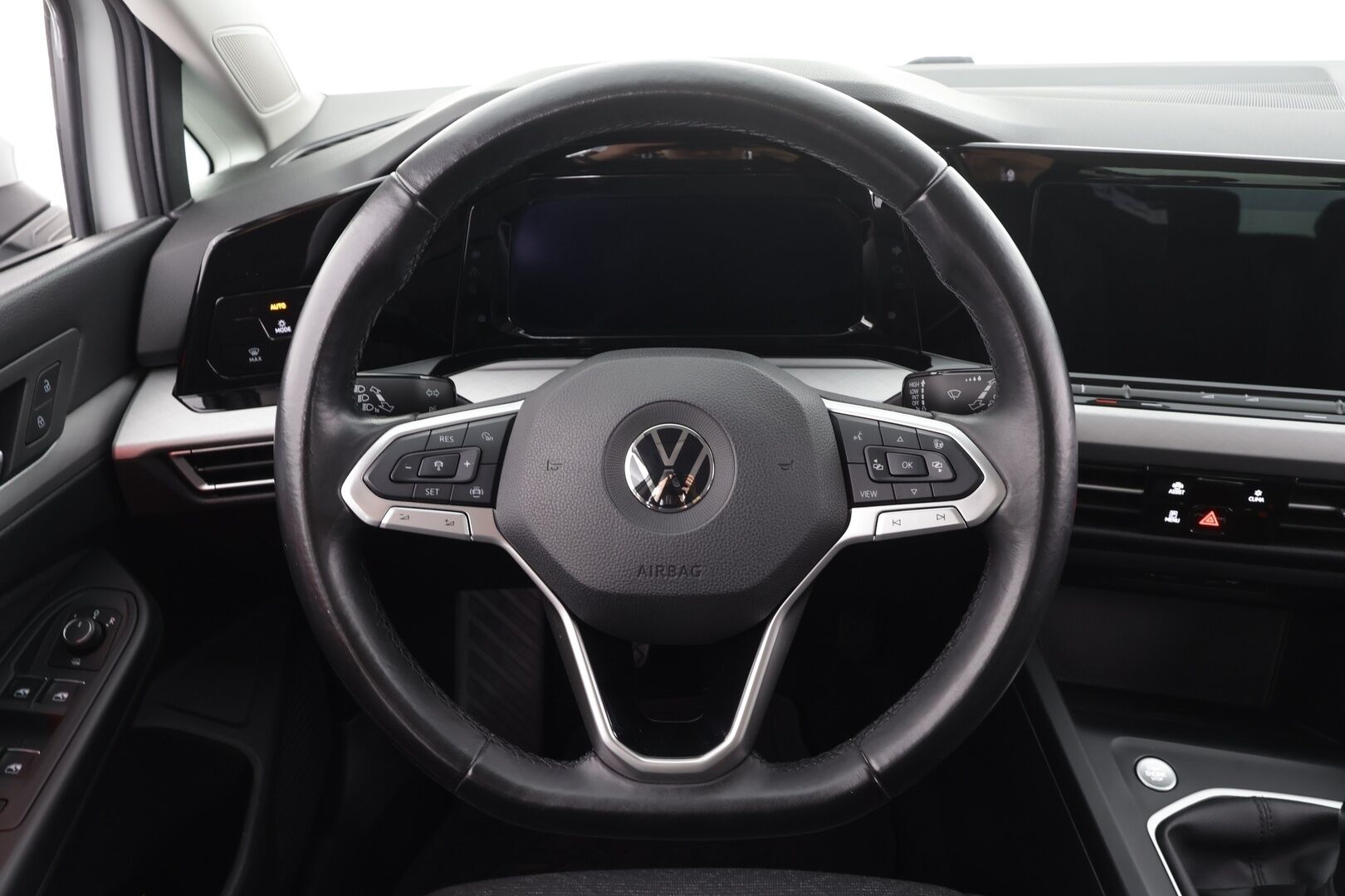 Volkswagen Golf 2021 1,0 TSI 81 kW * Webasto / ACC / LED / P.tutkat / Navi / Kaistavahti / Digimittaristo / Ambient-valot * - Suomi-auto / Kahdet renkaat / Webasto / ACC / Upeasti varusteltu Manuaali * - HULLUT JOULUT KORKOTARJOUS 2,49% 