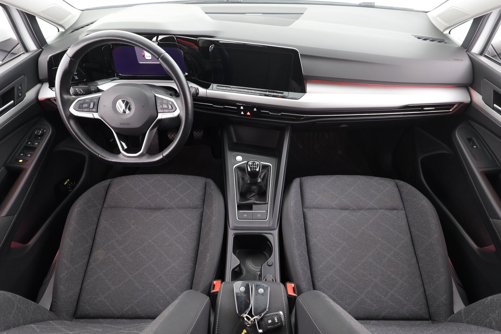 Volkswagen Golf 2021 1,0 TSI 81 kW * Webasto / ACC / LED / P.tutkat / Navi / Kaistavahti / Digimittaristo / Ambient-valot * - Suomi-auto / Kahdet renkaat