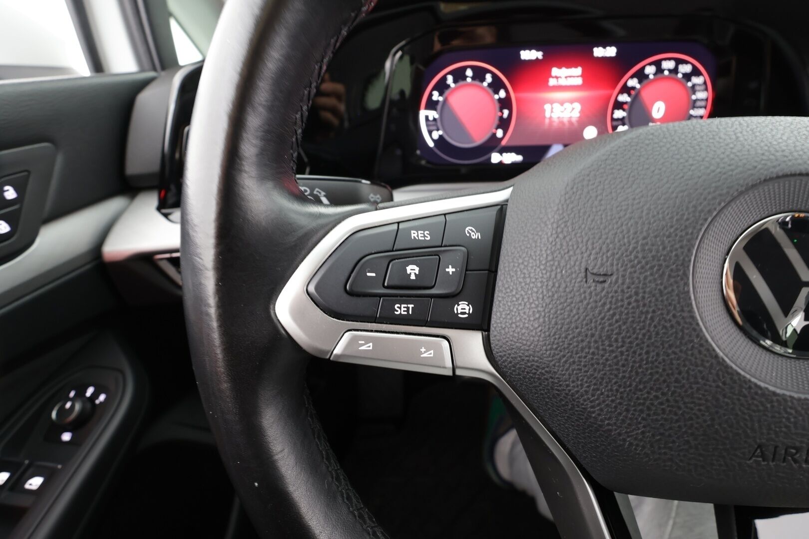 Volkswagen Golf 2021 1,0 TSI 81 kW * Webasto / ACC / LED / P.tutkat / Navi / Kaistavahti / Digimittaristo / Ambient-valot * - Suomi-auto / Kahdet renkaat / Webasto / ACC / Upeasti varusteltu Manuaali * - HULLUT JOULUT KORKOTARJOUS 2,49% 