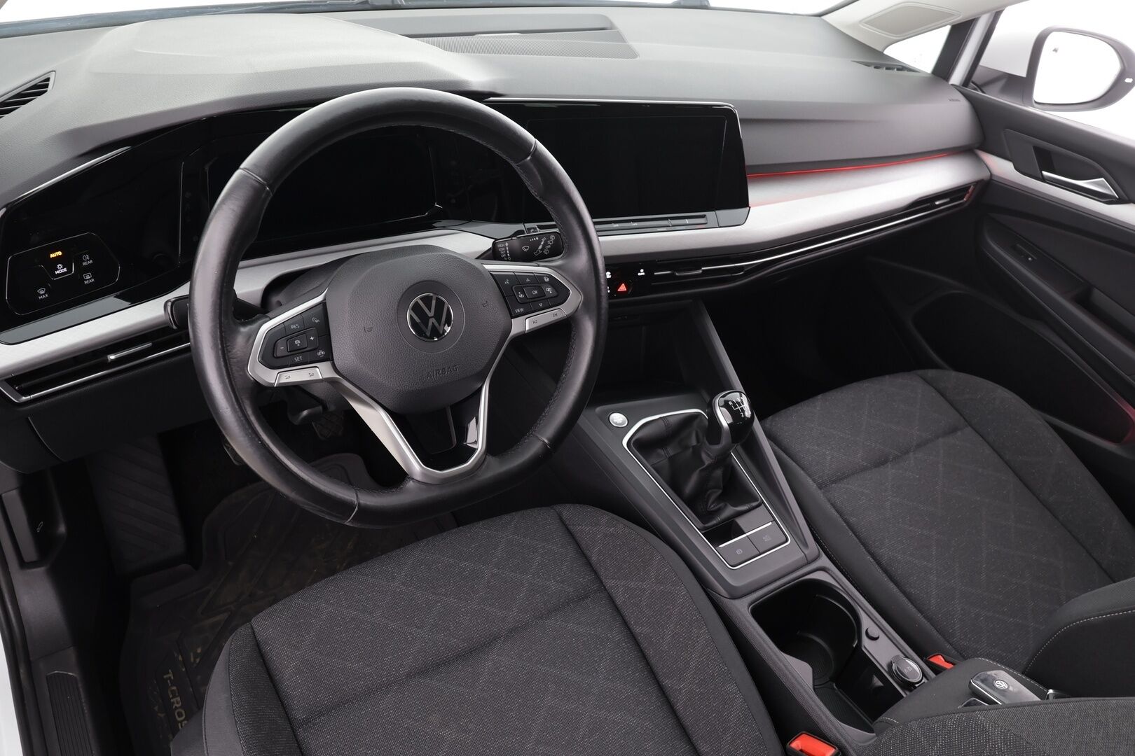 Volkswagen Golf 2021 1,0 TSI 81 kW * Webasto / ACC / LED / P.tutkat / Navi / Kaistavahti / Digimittaristo / Ambient-valot * - Suomi-auto / Kahdet renkaat