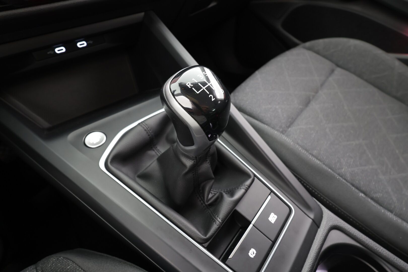 Volkswagen Golf 2021 1,0 TSI 81 kW * Webasto / ACC / LED / P.tutkat / Navi / Kaistavahti / Digimittaristo / Ambient-valot * - Suomi-auto / Kahdet renkaat