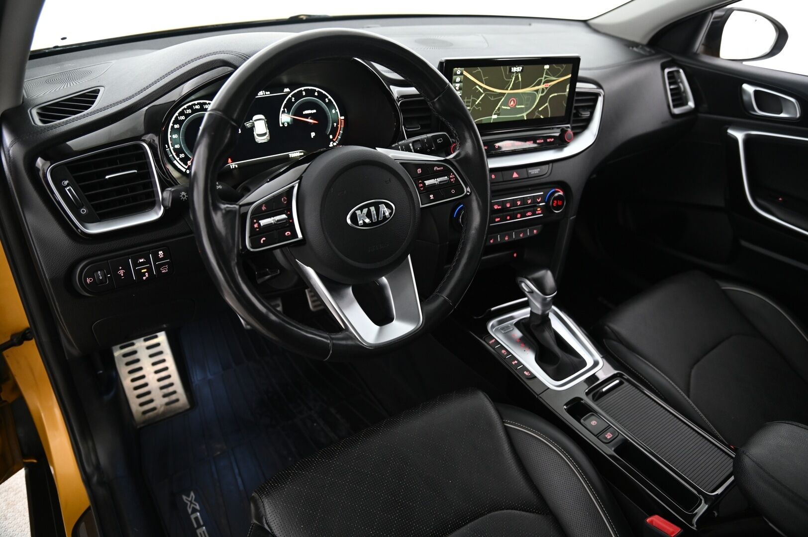 Kia XCeed 2020 1,6 T-GDI ISG 204hv Business Premium DCT AT* ACC / JBL / Panorama /  Sähkösäätöinen kuljettajan istuin muistilla / P. Kamera / Navi / - *Suomi-auto / 2-renkaat / Älypuhelimen langaton lataus / LED-ajovalot / Nahkaverhoilu*