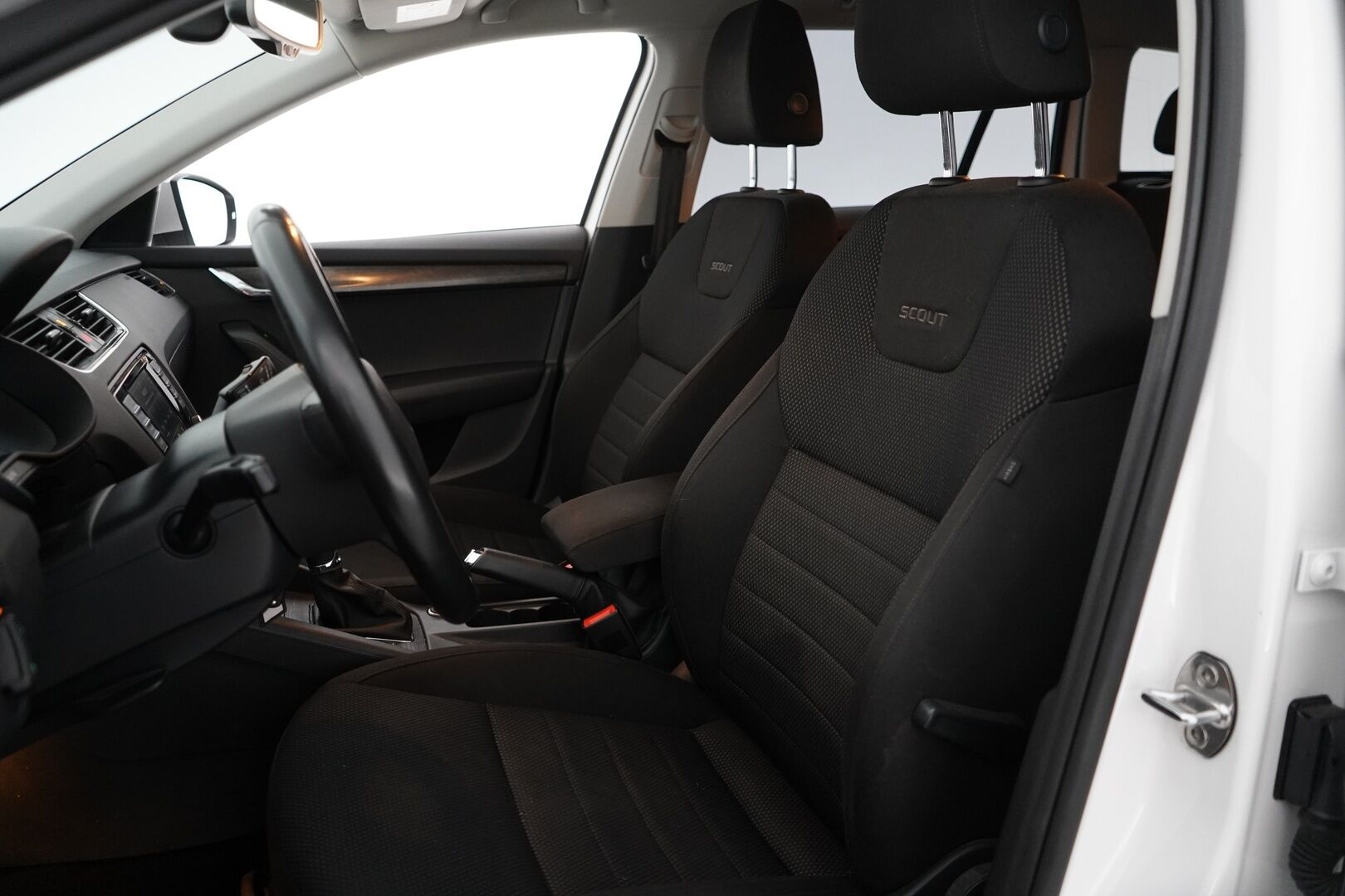 Skoda Octavia 2016 Combi 2,0 TDI 184 4x4 Scout DSG Autom. / Webasto / Vakkari / Bluetooth / P. tutkat / Koukku - 2x Skodan aluvanteet / Siisti yksilö / Hyvin pidetty - HULLUT AVAJAISHULINAT KORKOTARJOUS 3,29 %