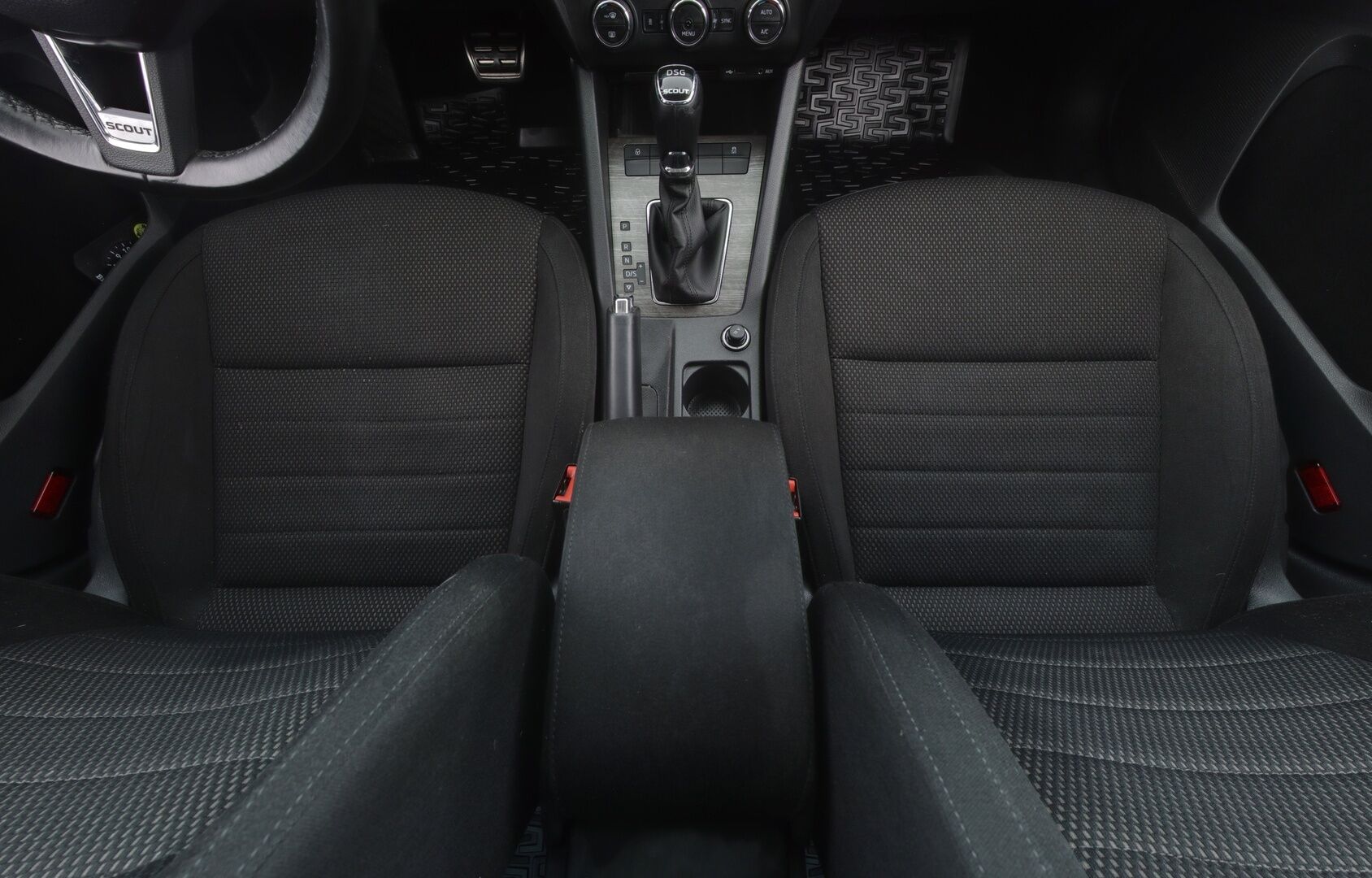 Skoda Octavia 2016 Combi 2,0 TDI 184 4x4 Scout DSG Autom. / Webasto / Vakkari / Bluetooth / P. tutkat / Koukku - 2x Skodan aluvanteet / Siisti yksilö / Hyvin pidetty - HULLUT AVAJAISHULINAT KORKOTARJOUS 3,29 %