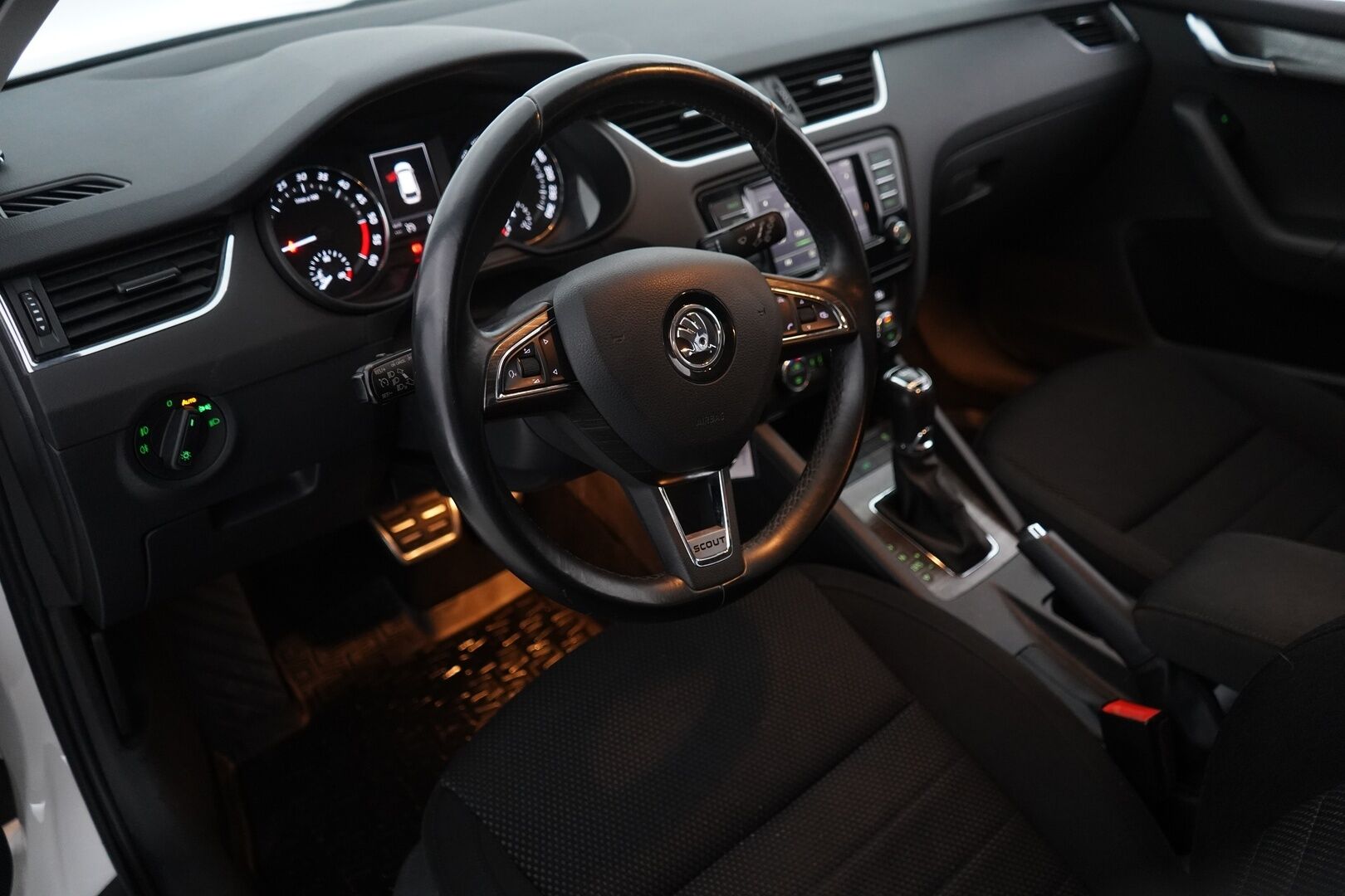 Skoda Octavia 2016 Combi 2,0 TDI 184 4x4 Scout DSG Autom. / Webasto / Vakkari / Bluetooth / P. tutkat / Koukku - 2x Skodan aluvanteet / Siisti yksilö / Hyvin pidetty - HULLUT AVAJAISHULINAT KORKOTARJOUS 3,29 %