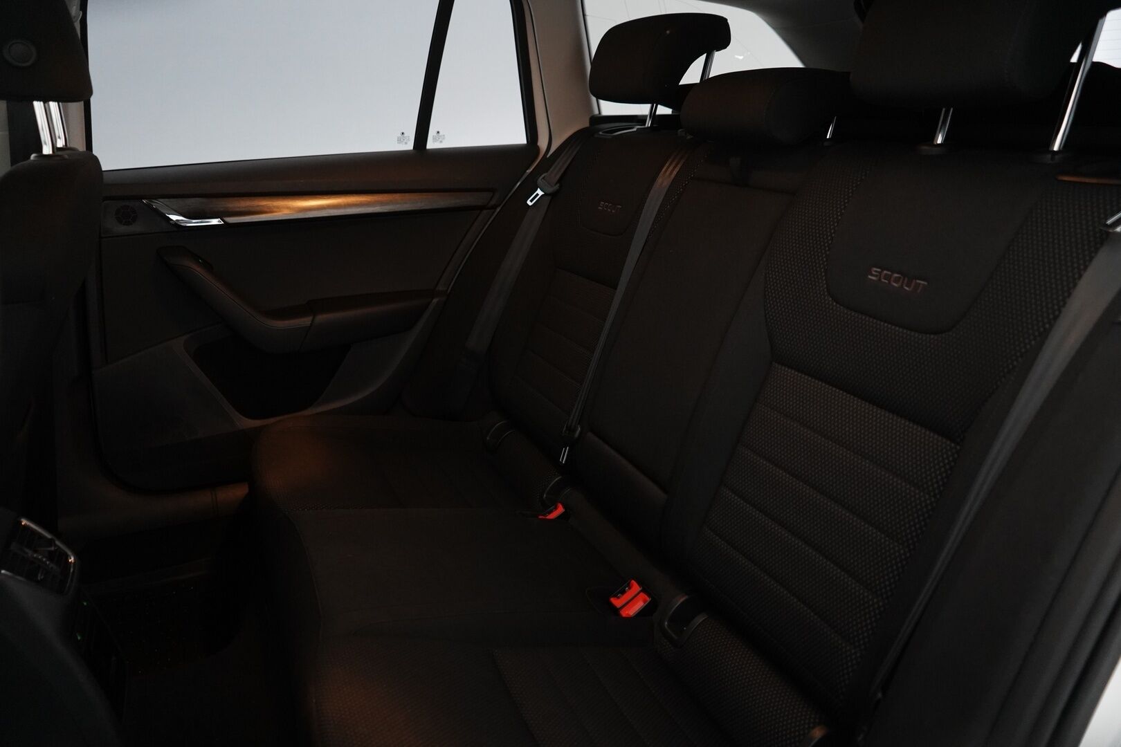 Skoda Octavia 2016 Combi 2,0 TDI 184 4x4 Scout DSG Autom. / Webasto / Vakkari / Bluetooth / P. tutkat / Koukku - 2x Skodan aluvanteet / Siisti yksilö / Hyvin pidetty - HULLUT AVAJAISHULINAT KORKOTARJOUS 3,29 %