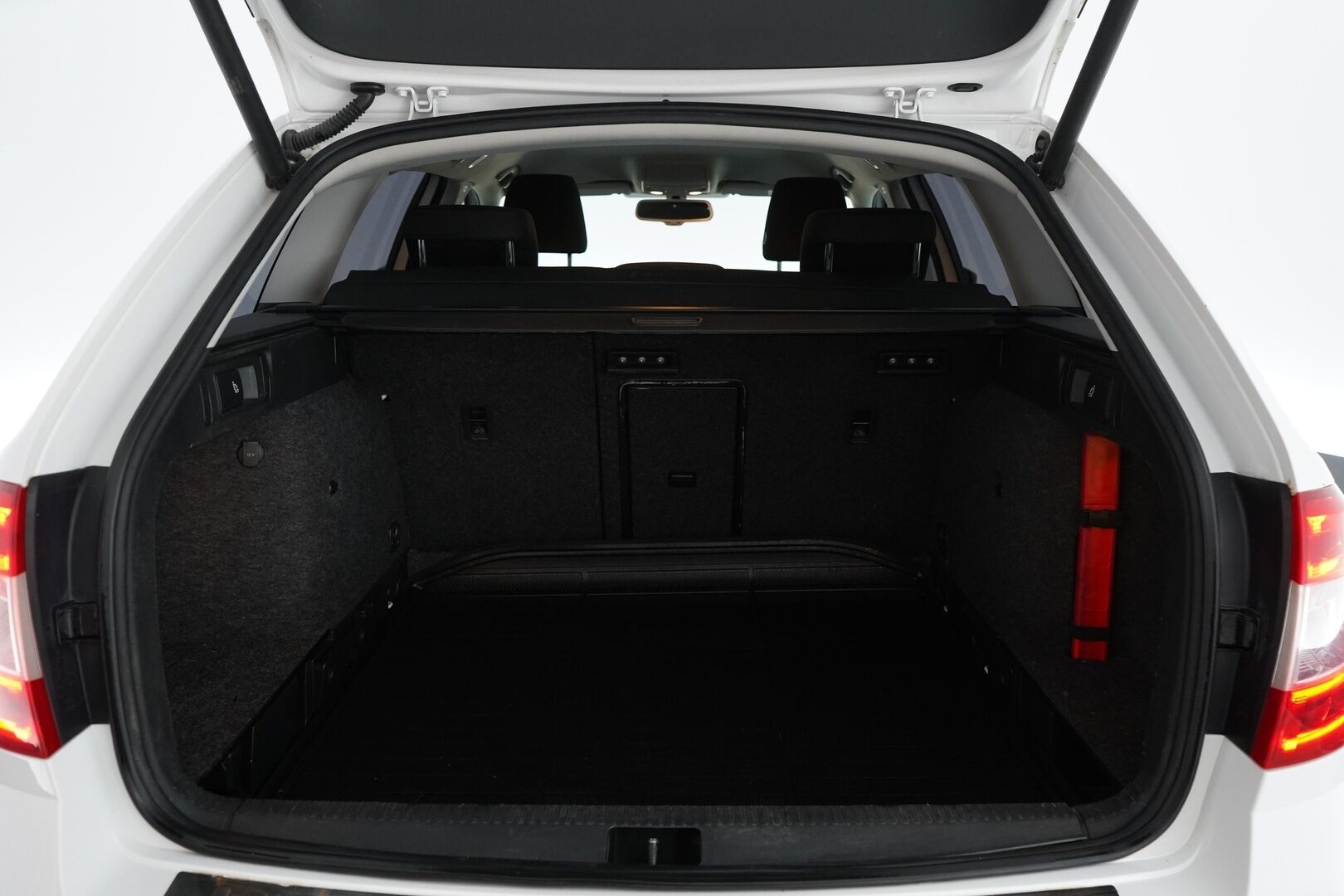 Skoda Octavia 2016 Combi 2,0 TDI 184 4x4 Scout DSG Autom. / Webasto / Vakkari / Bluetooth / P. tutkat / Koukku - 2x Skodan aluvanteet / Siisti yksilö / Hyvin pidetty - HULLUT AVAJAISHULINAT KORKOTARJOUS 3,29 %