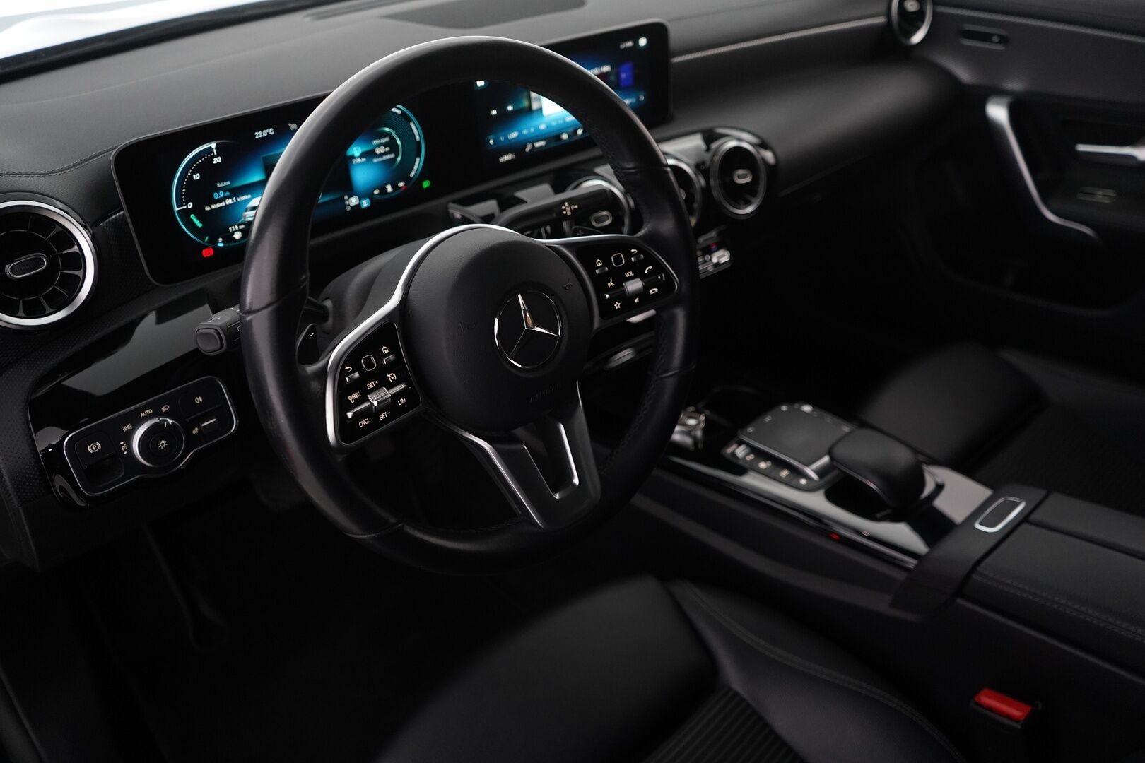 Mercedes-Benz CLA 2020 200 d 4MATIC A Shooting Brake Business Progressive * Vakkari / Kamera / Lohko / Koukku / Tutkat * - Kahdet Mercedeksen vanteet / Merkkihuollettu 